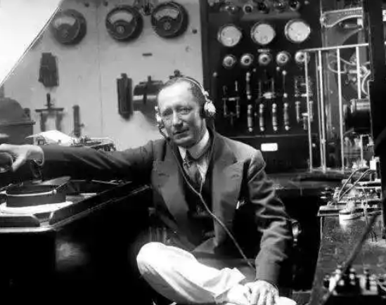 列尔莫马可尼领导的团队成功完成了世界上第一次跨大西洋无线电报传输