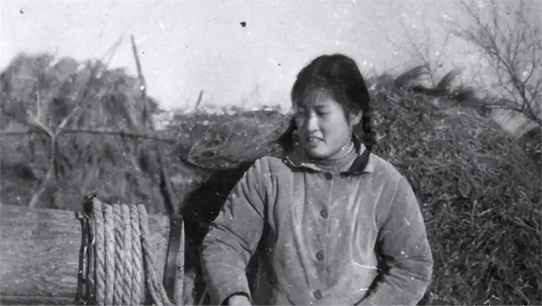 1974年,一21岁女知青夜间独自去厕所时神秘失踪.