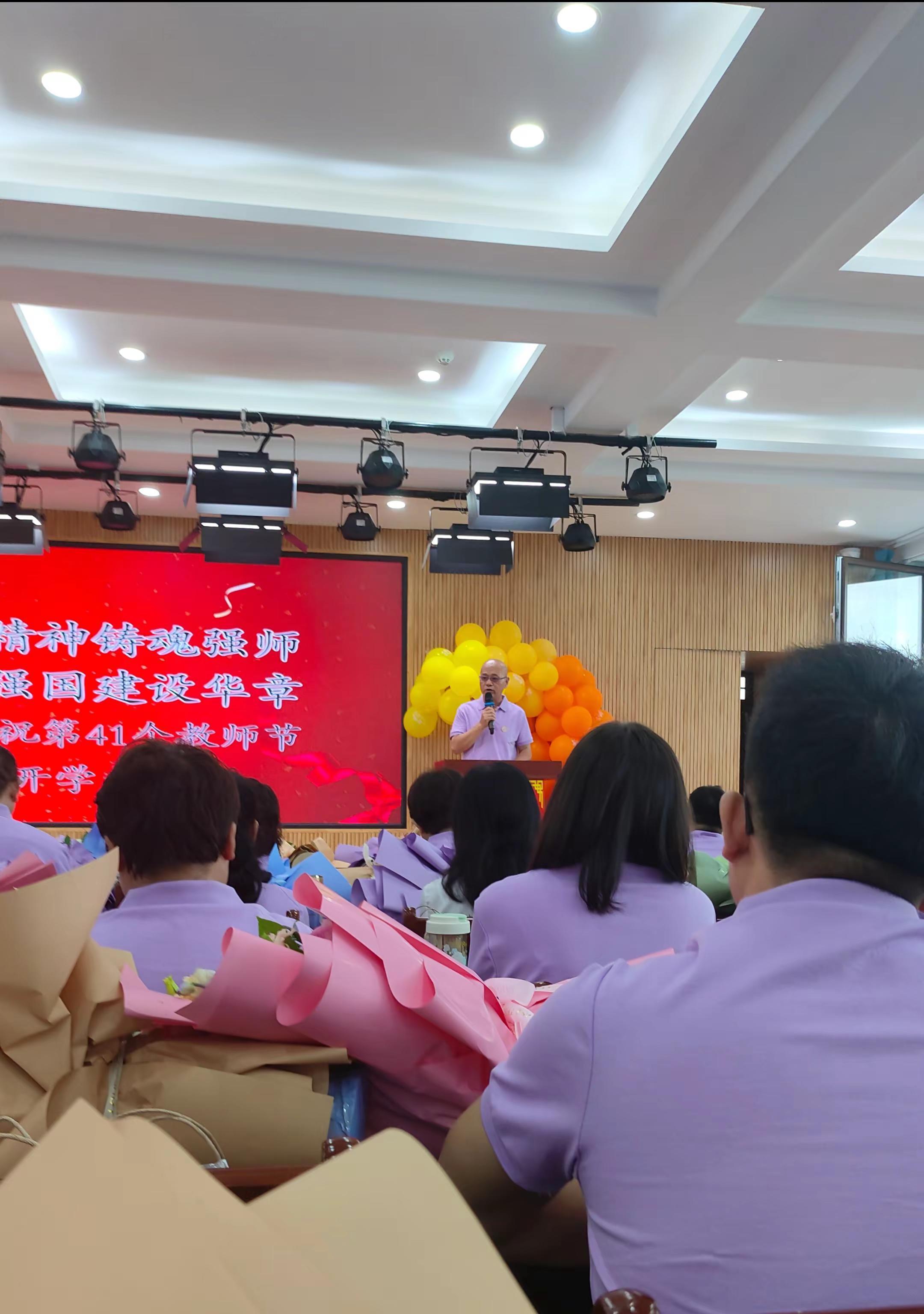 近日,某地二中教师表示,单位的支持和关心让他们倍感温暖,这种爱不仅