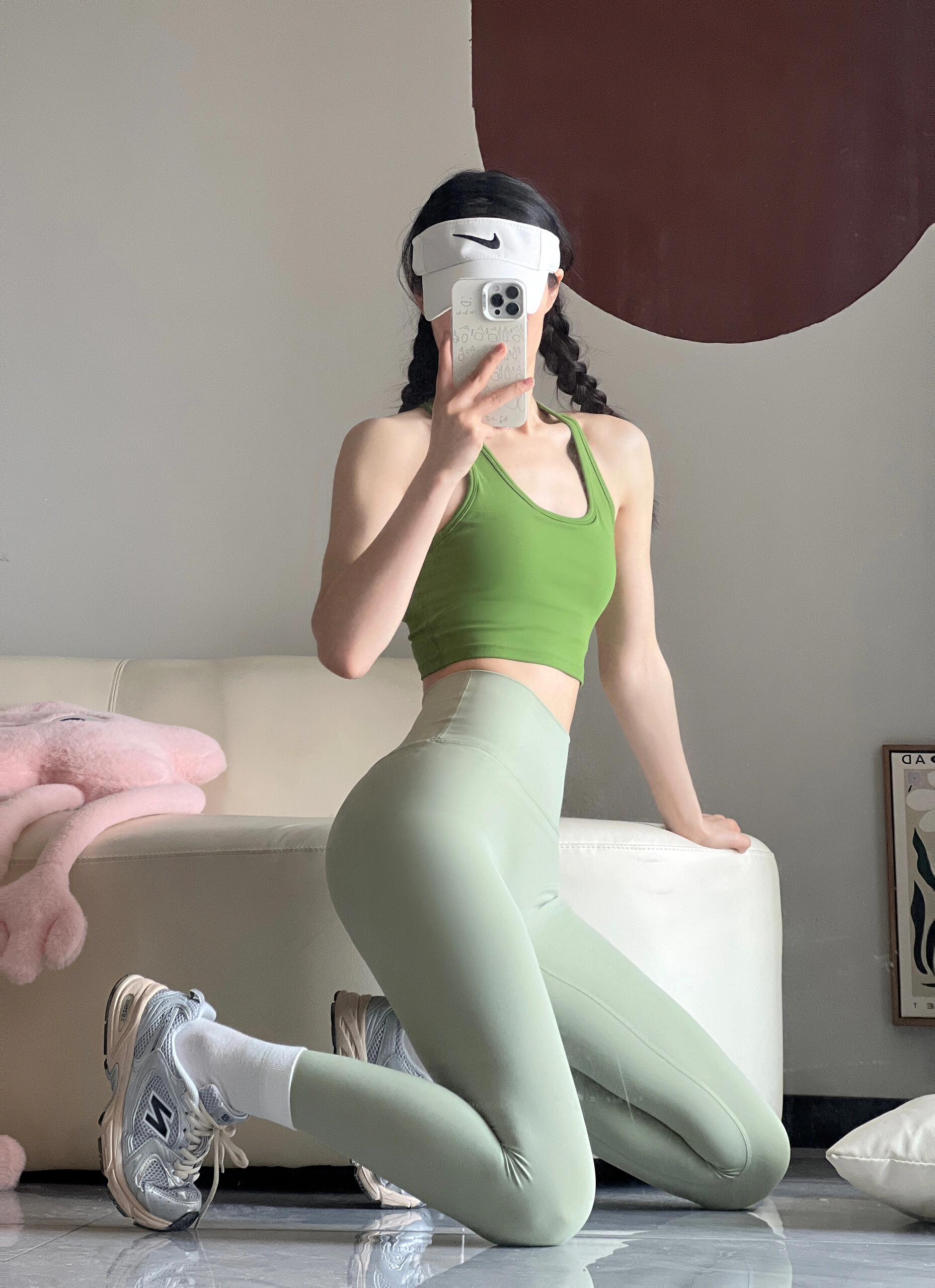 眼前一亮的瑜伽服,如春日里的一抹清新,轻轻拂过心田