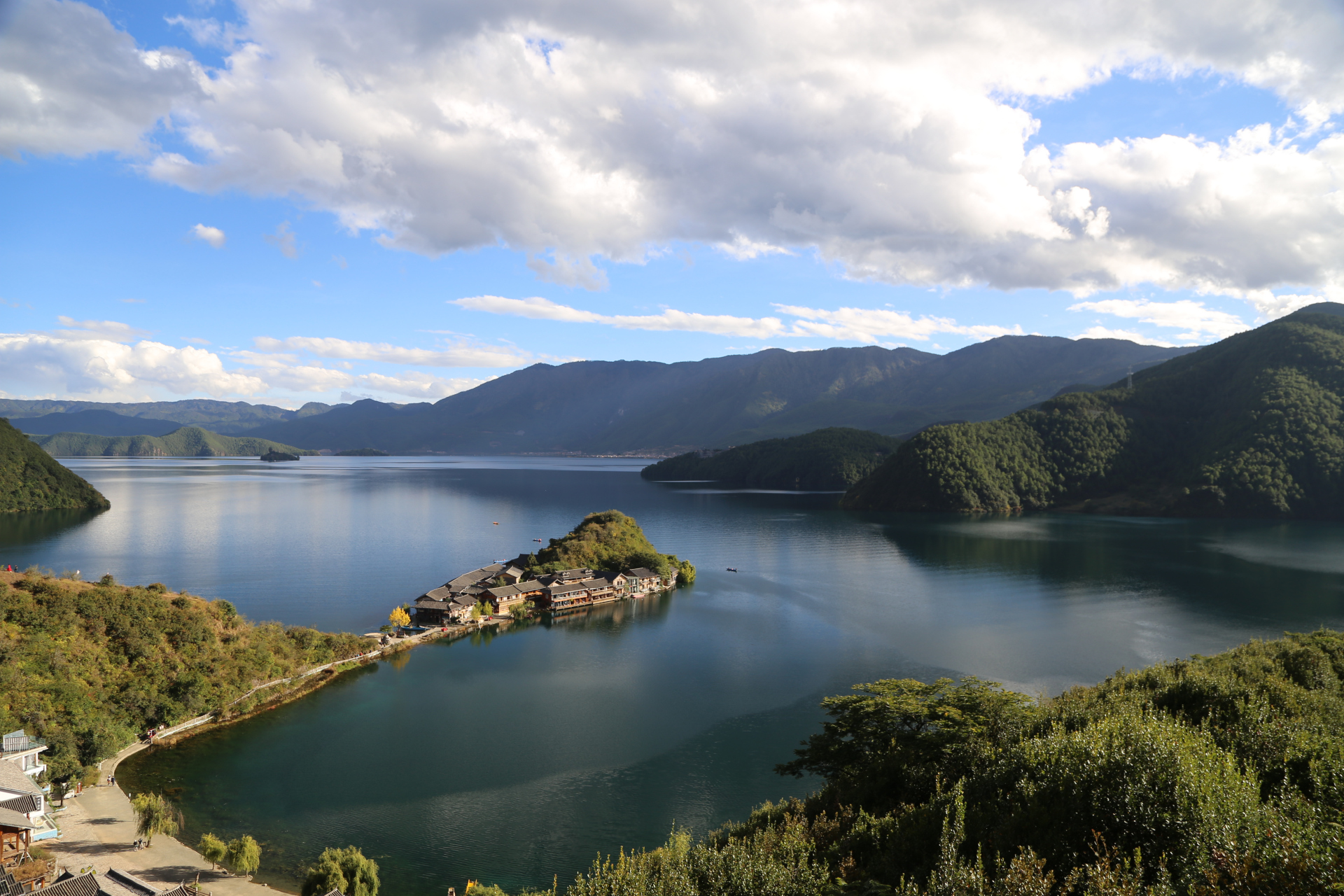 泸沽湖里格岛图片