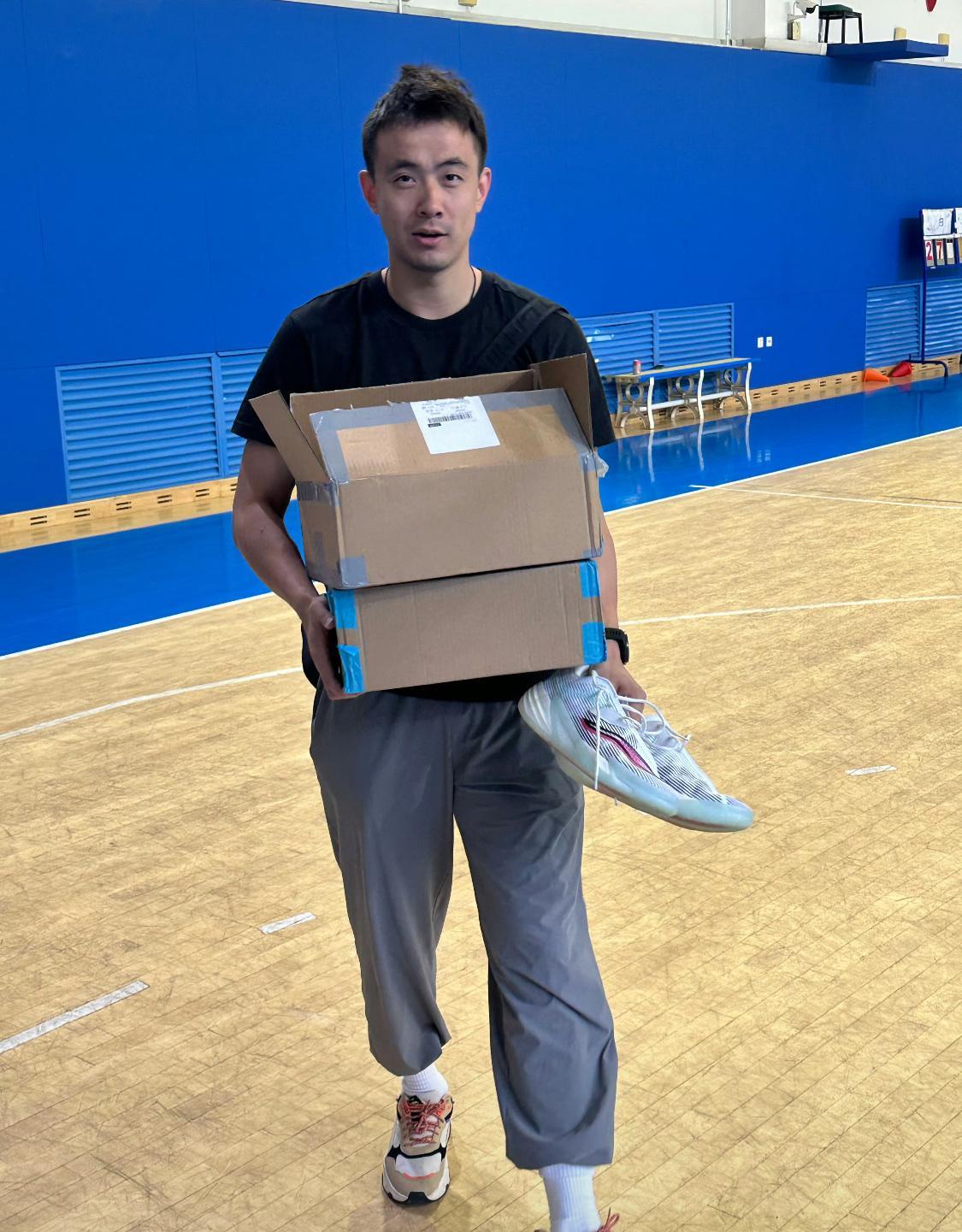 辽篮训练师华莱士收到赵继伟送的球鞋表示赵继伟知道如何温暖他的心