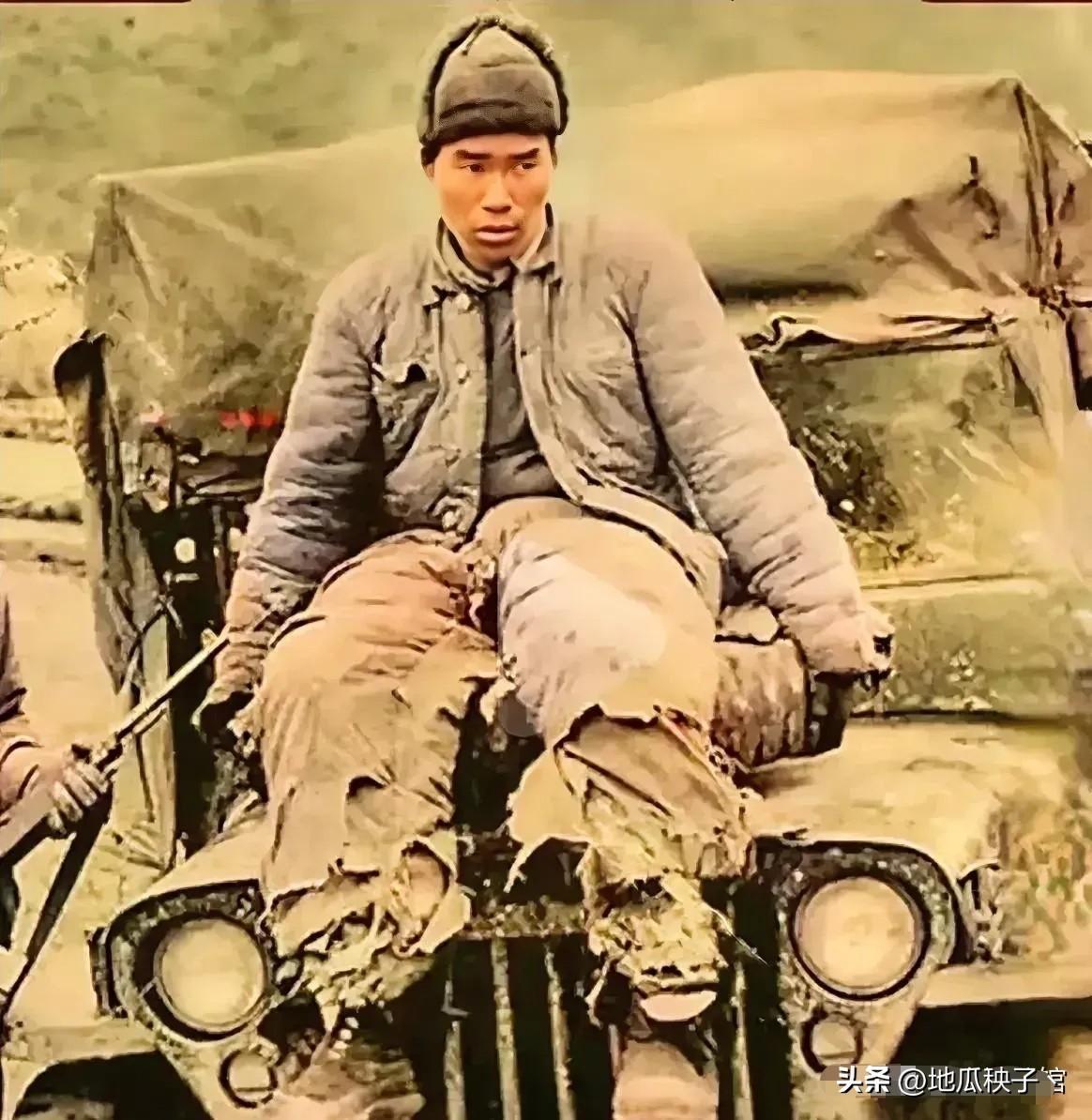 照片的左边一支枪对着他我们不知道这位战士的未来虽然被俘了依然