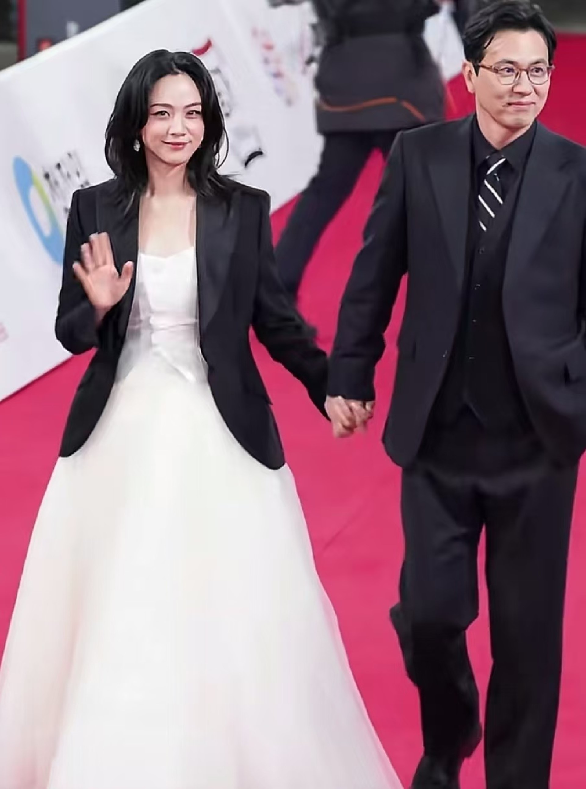 近日,现年45岁汤唯与54岁金泰勇夫妻罕见