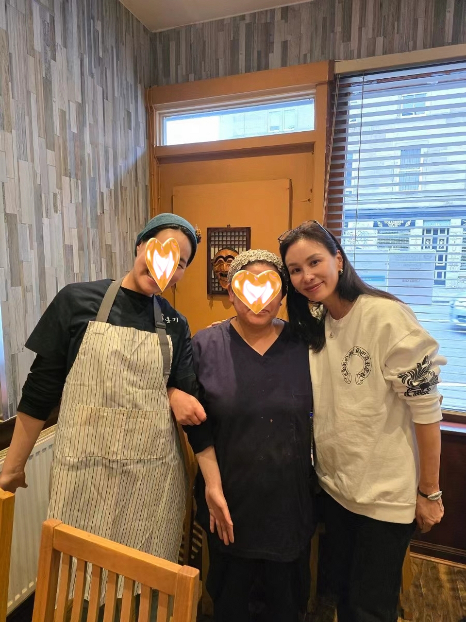 美男张东健和妻子高小英外出吃饭,张东健发福油腻,身材拉垮.
