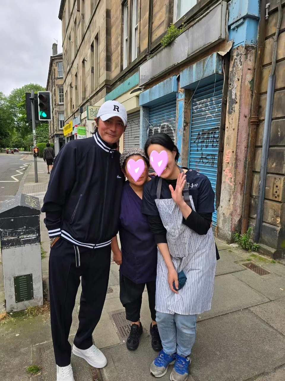 美男张东健和妻子高小英外出吃饭,张东健发福油腻,身材拉垮.