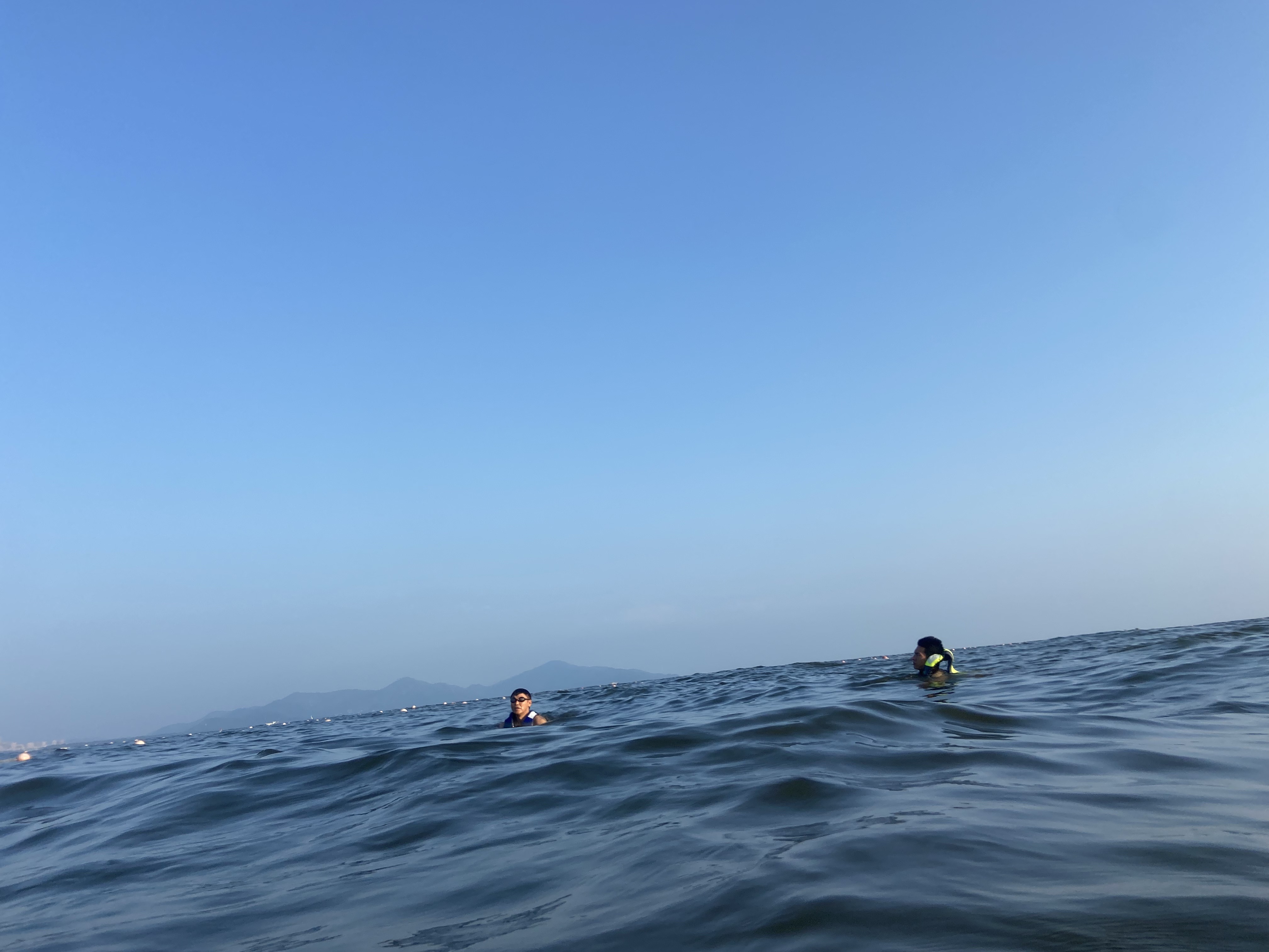 深圳海水浴场配备了救生机器人~ 近日,深圳小梅沙,玫瑰海岸,大蒙吵