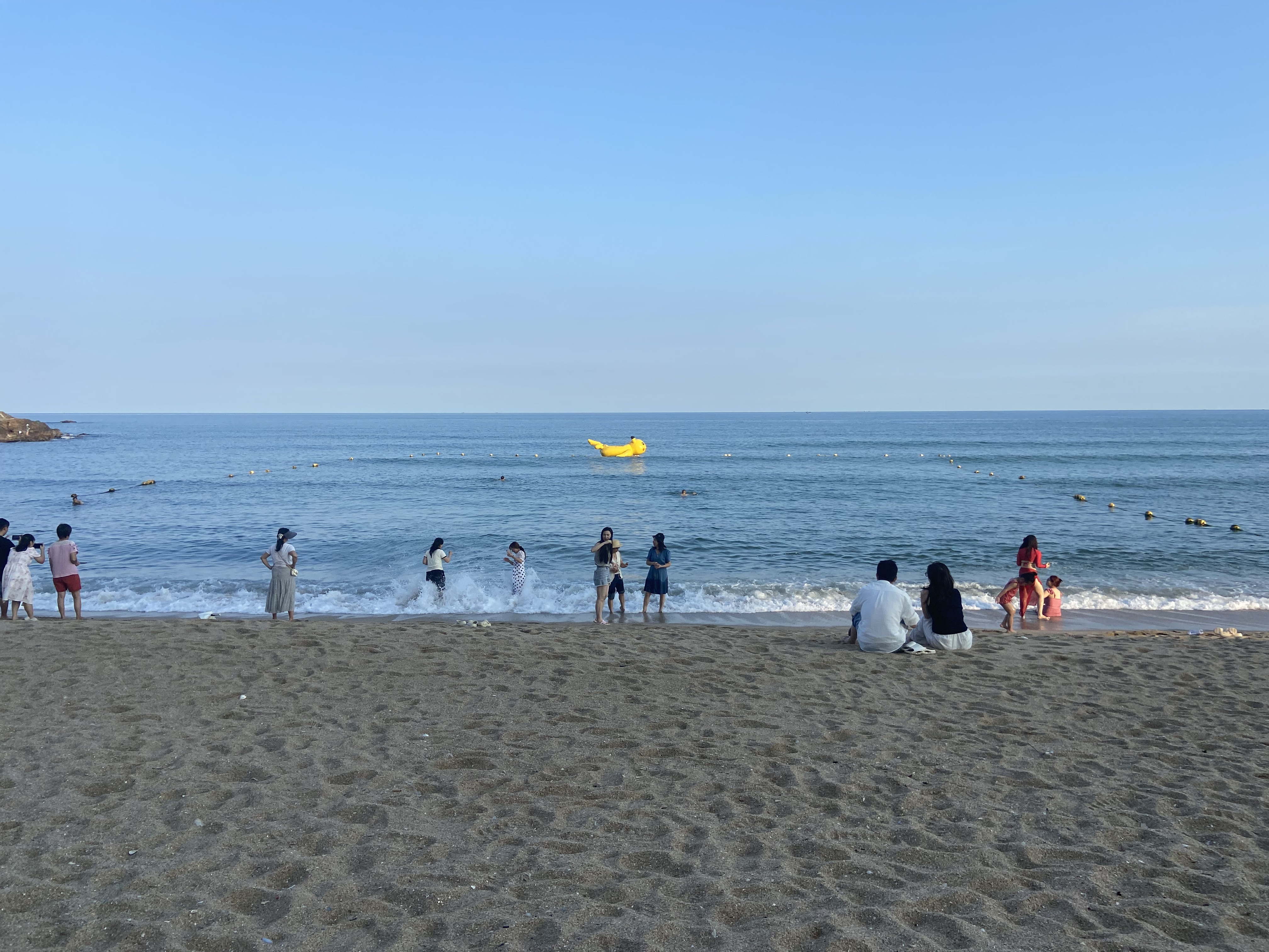 深圳海水浴场配备了救生机器人~ 近日,深圳小梅沙,玫瑰海岸,大蒙吵