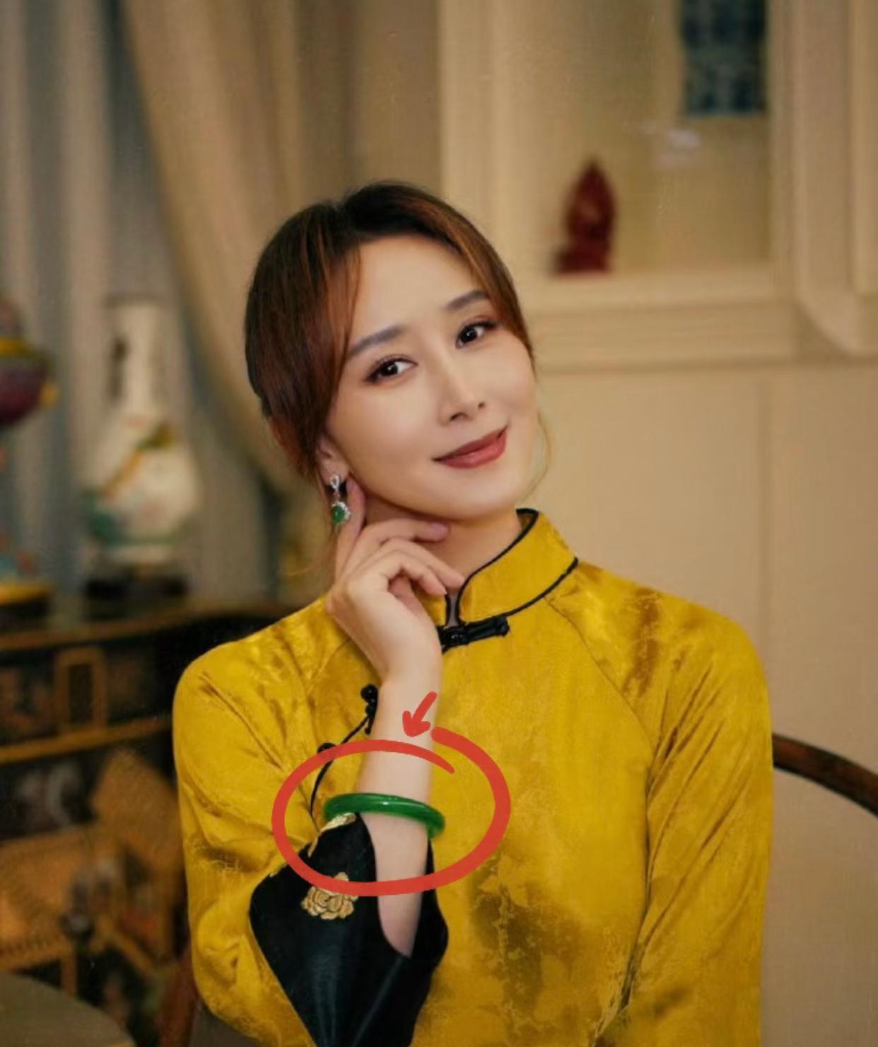 百亿身家,几千万翡翠手镯随便戴～《妻子的浪漫旅行》热播,才知道胡静