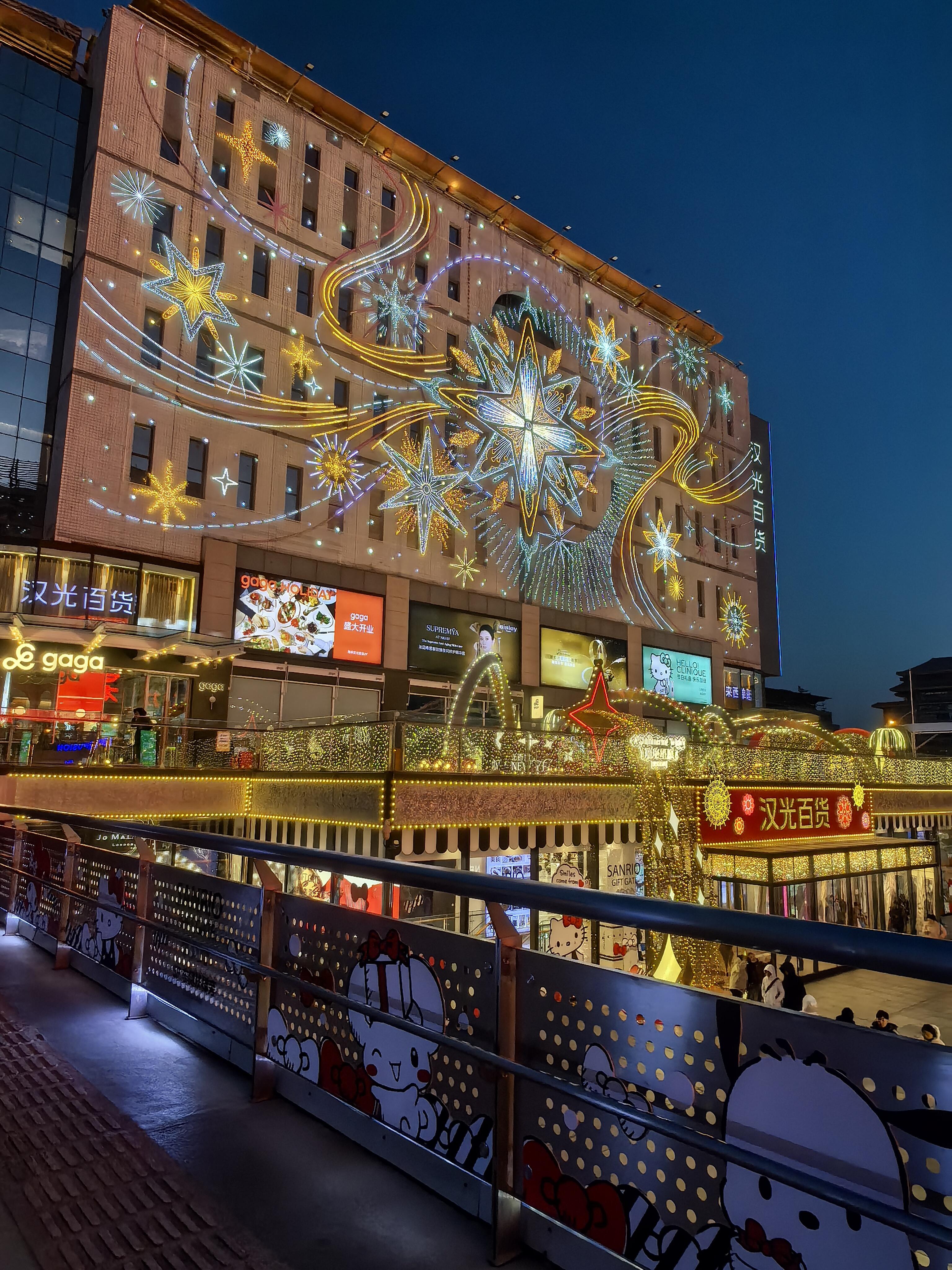 西单大悦城逛过啦,节日气氛满满,全世界的人都在这里了吧