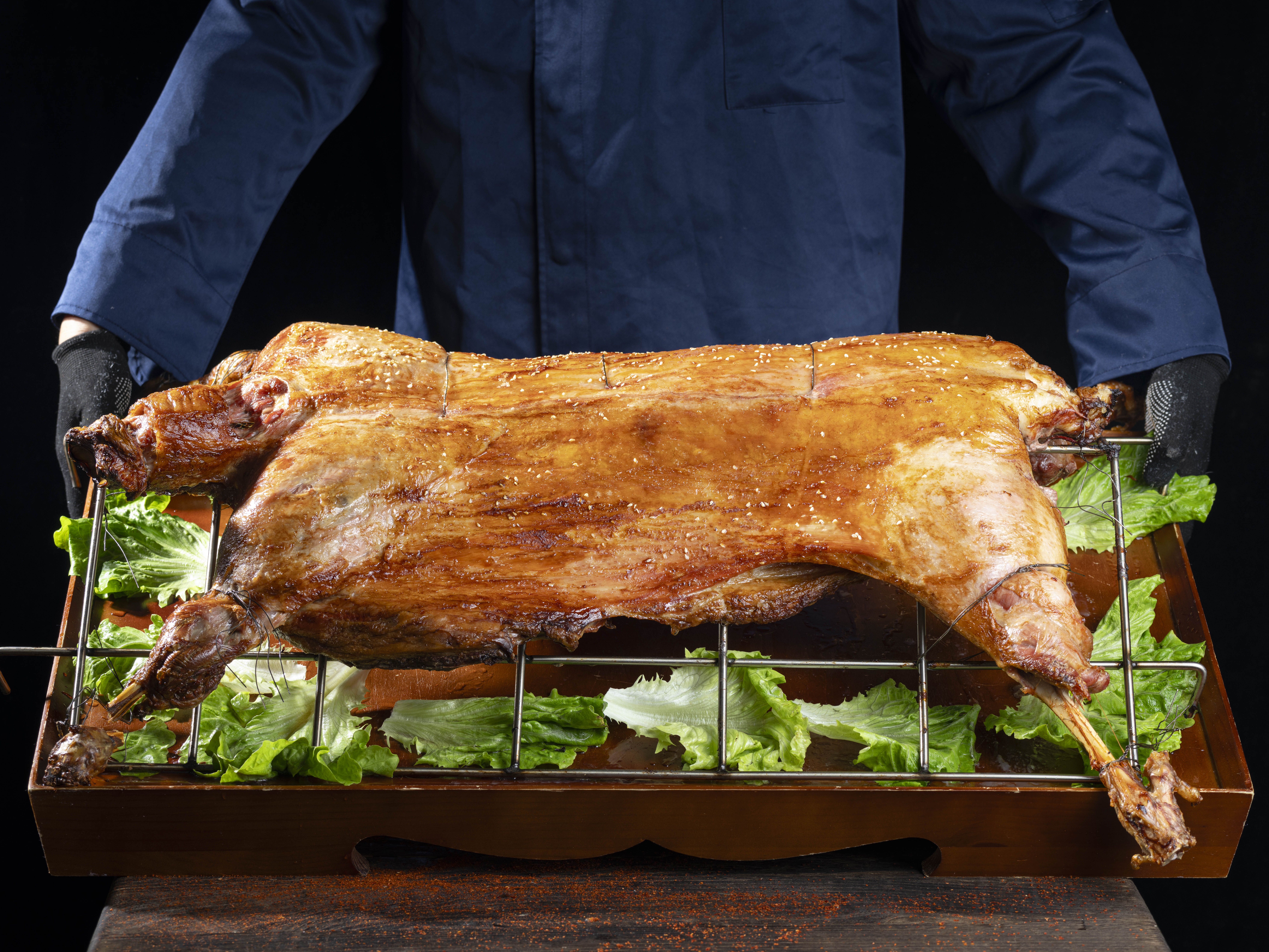 黄沙漫漫古道旁,烤全羊香溢四方