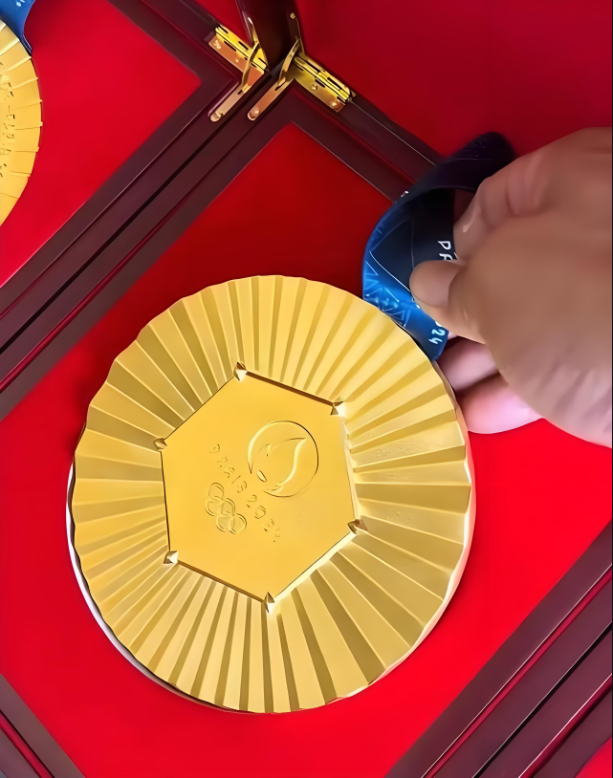 近日,王楠夫妇大手一挥,定制了3枚纯金金牌,每枚金牌重达6斤,欲送给国