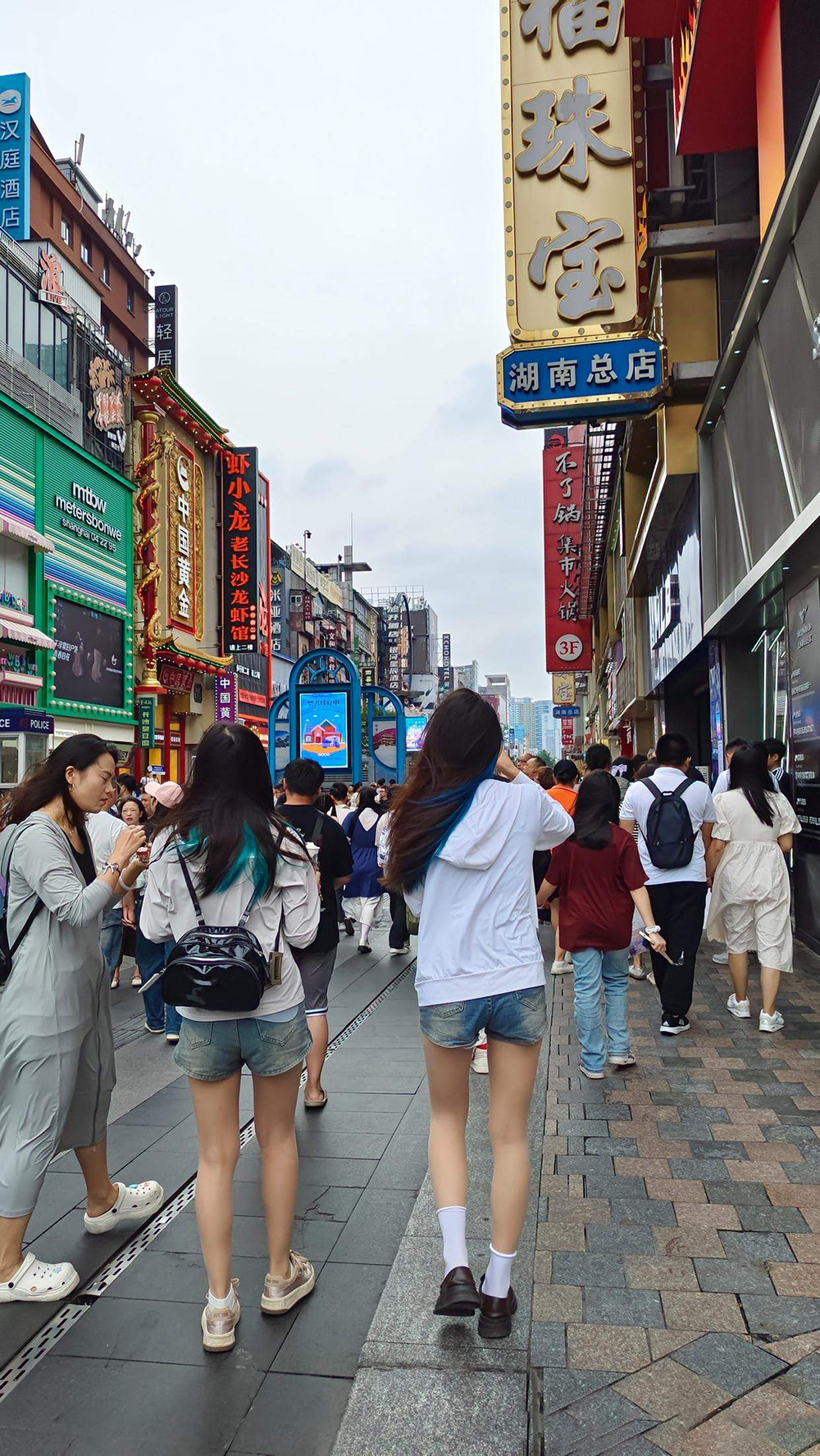 年轻人了的真实图片大全十三行逛街真人图片街头时尚人群广州大街行人