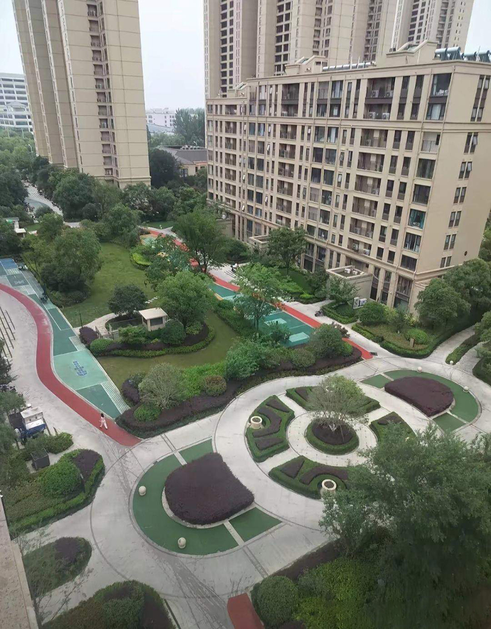 一群拿着上万退休金的人在研究要不要给拿100多退