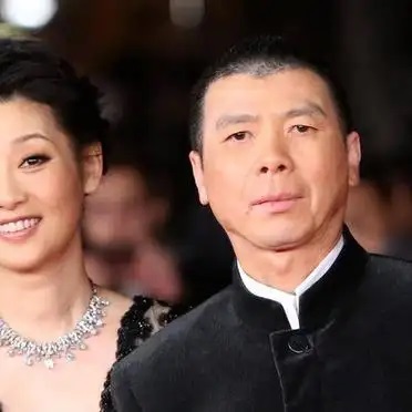 冯小刚和徐帆的爱情故事,简直就像一部电影,充满了戏剧性和幽默感