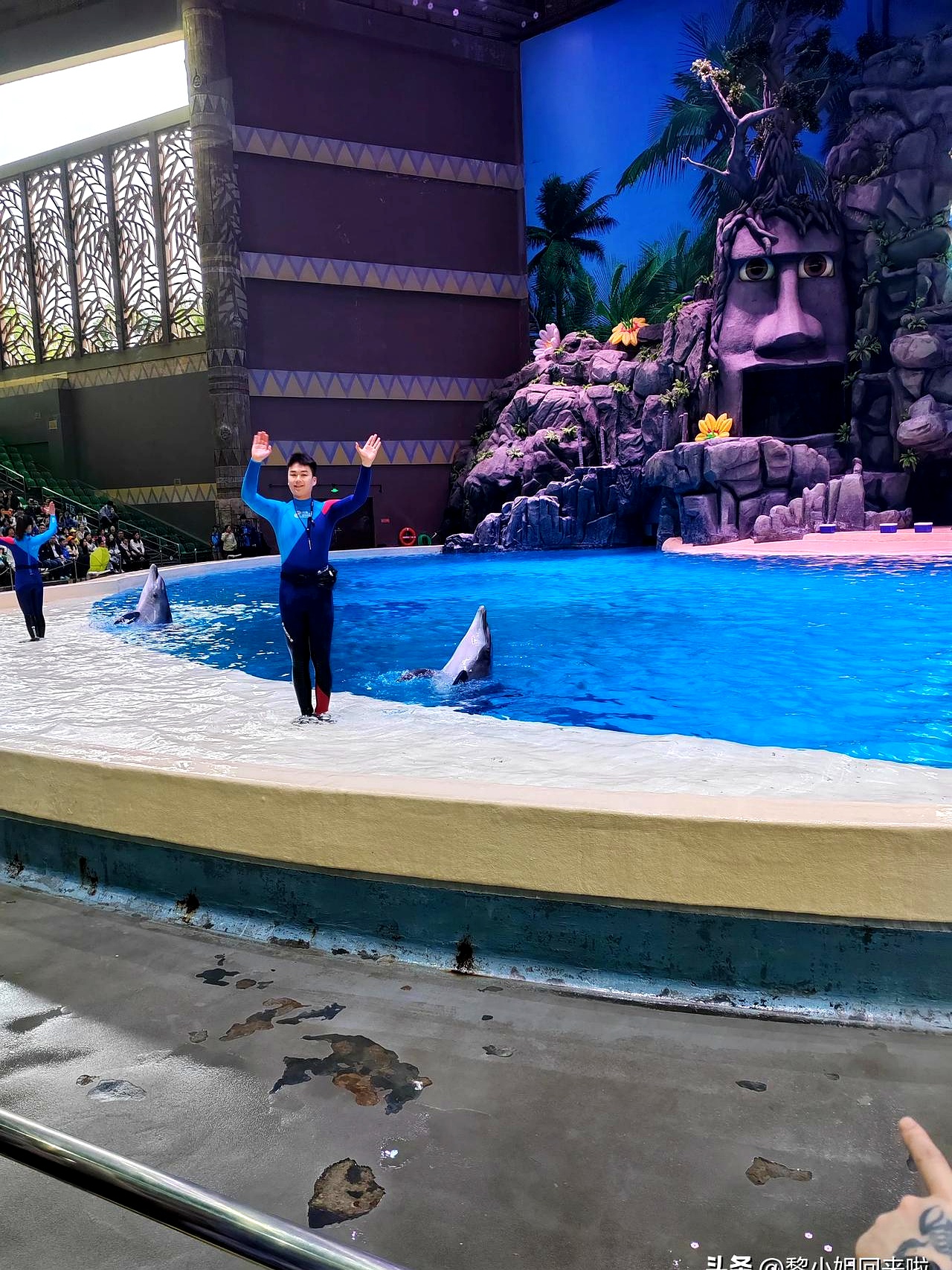 我看到一则新闻,有个女的从公司小职员一路升职成