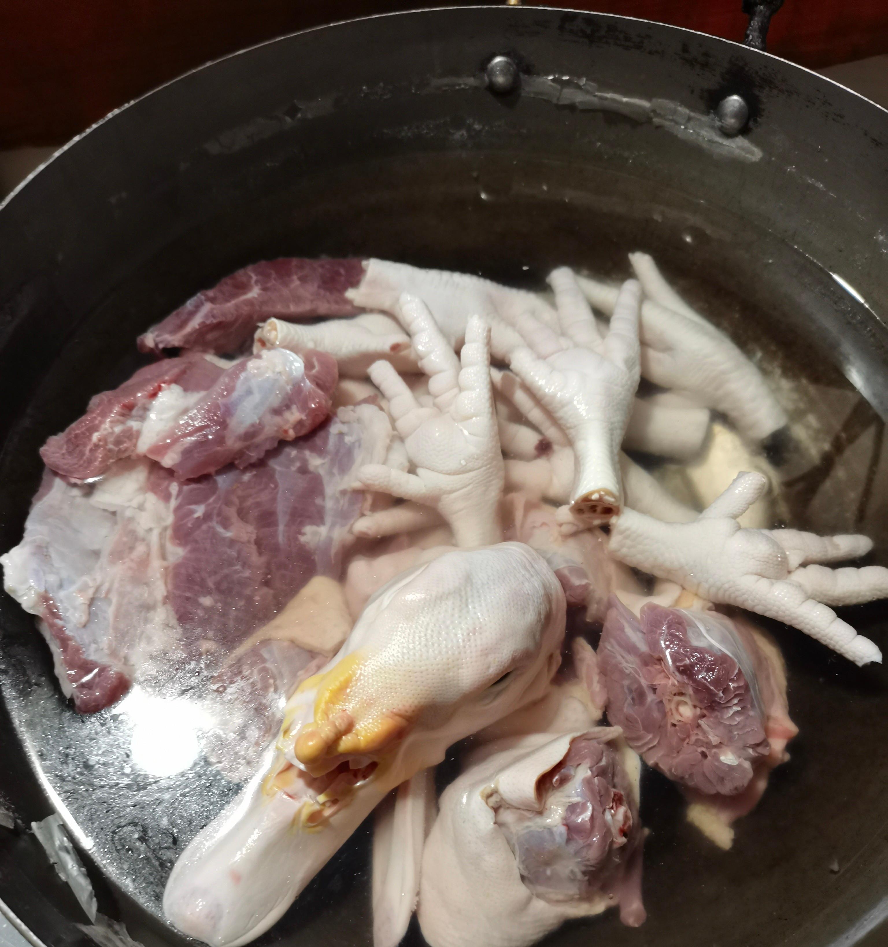 番鸭头瘦肉鸡爪子一起焯水再用糖色油锅快速翻炒米酒和酱油让