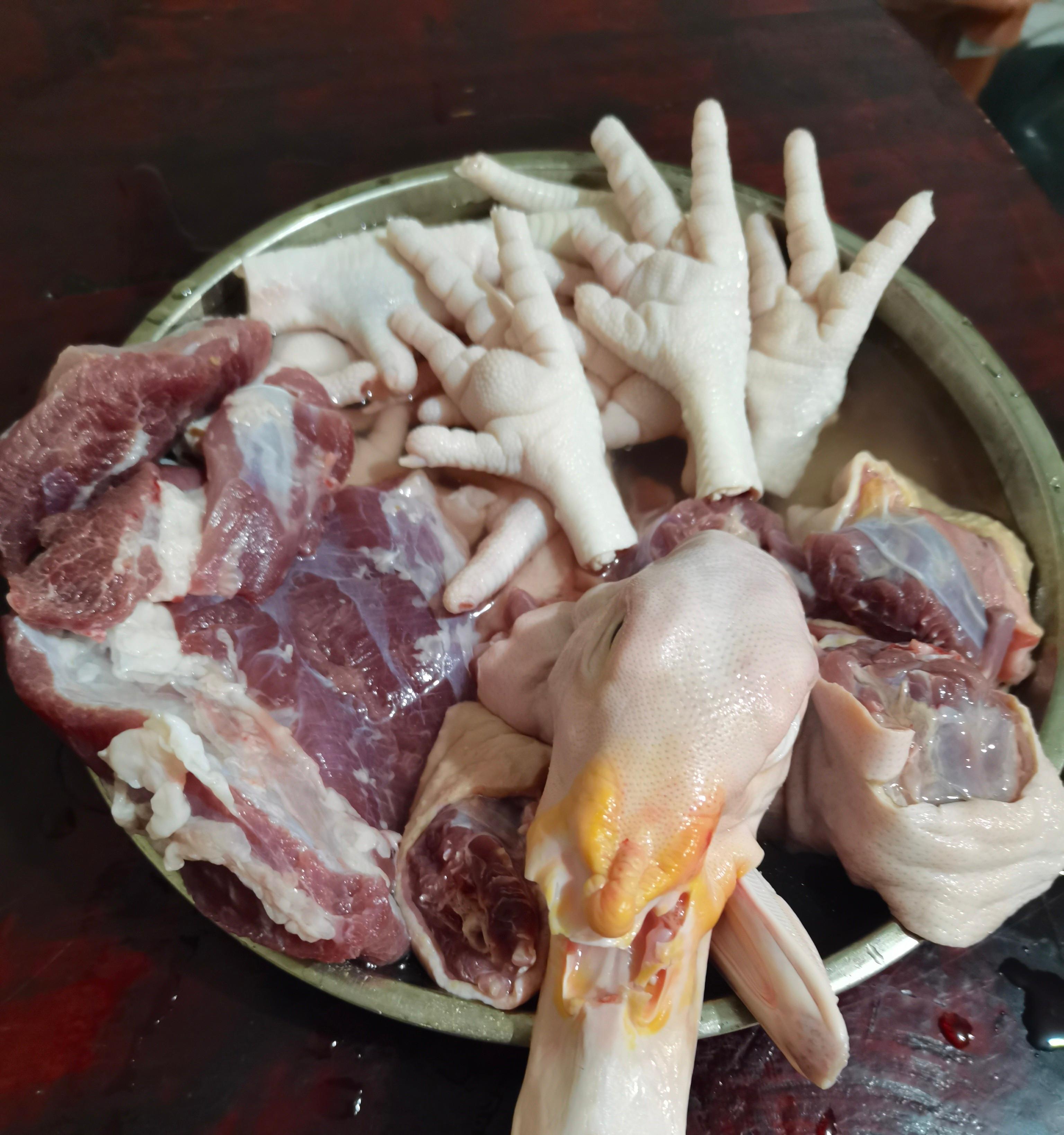 番鸭头瘦肉鸡爪子一起焯水再用糖色油锅快速翻炒米酒和酱油让