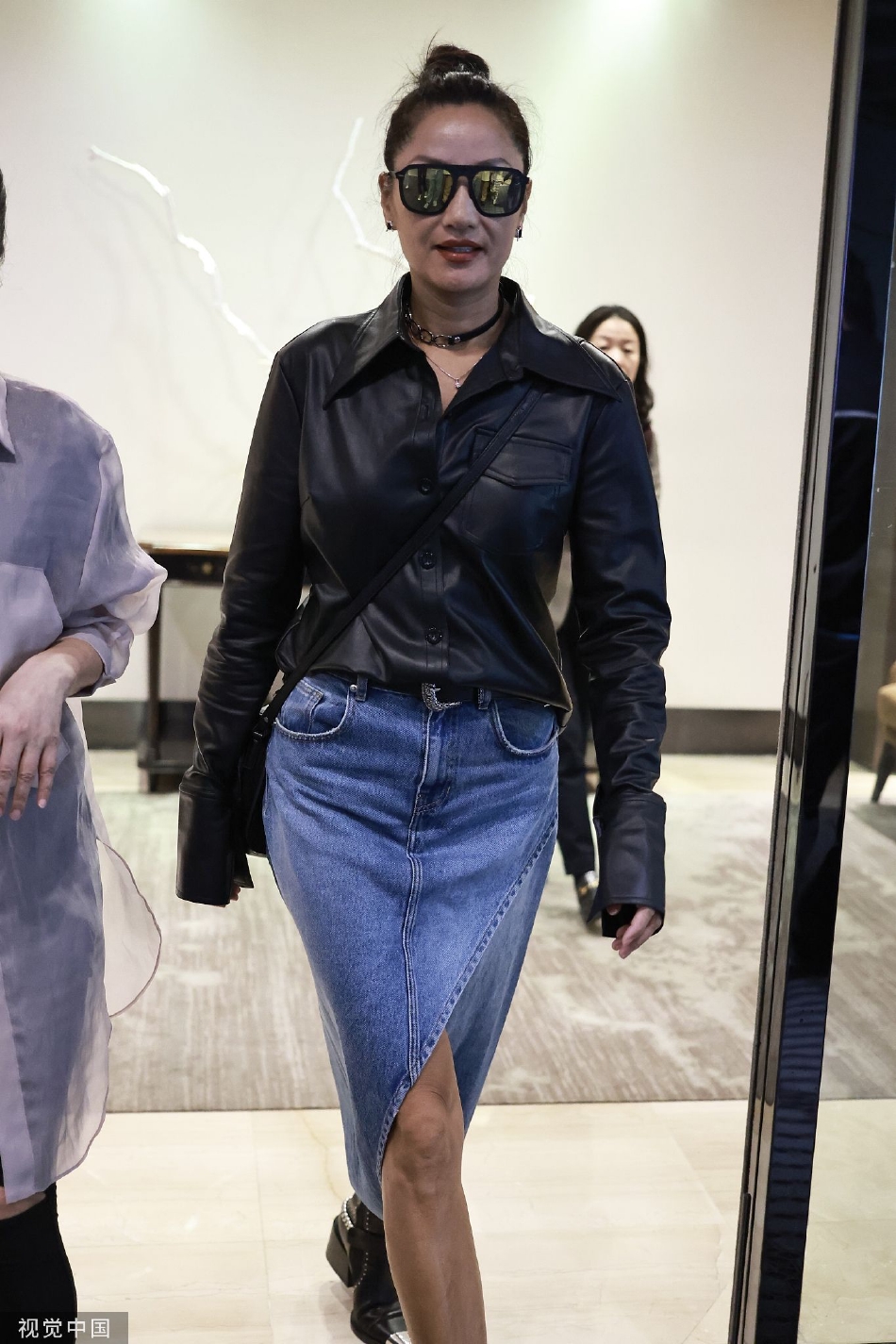 瞿颖皮衣搭配丸子头,大方干练!