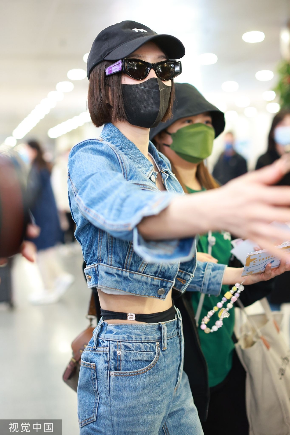 秦岚穿搭时尚现身机场,戴帽子墨镜拉风十足,露腰短上衣与紧身直筒牛仔