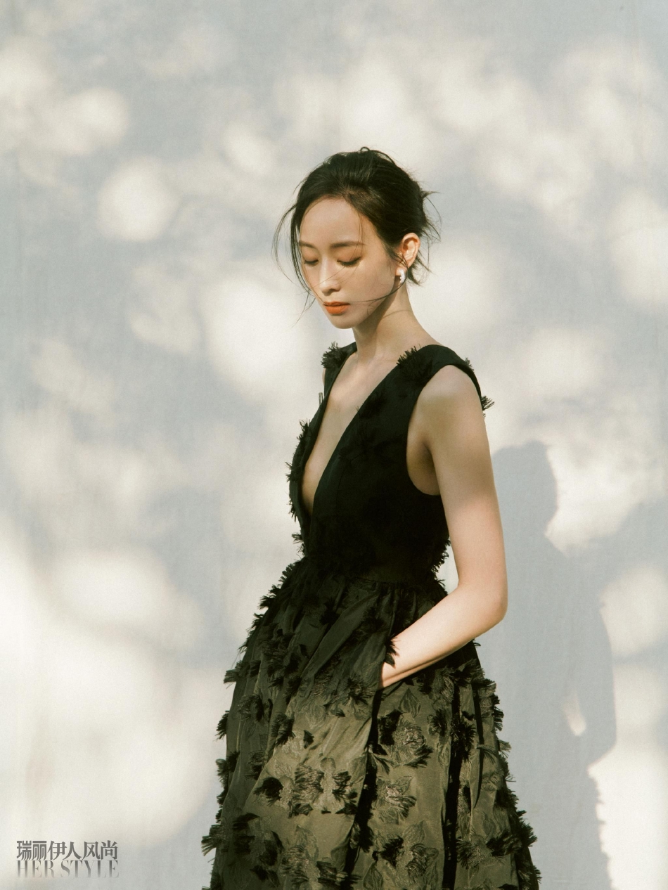 张钧甯身穿黑色深v长裙好优雅,在细碎阳光烘托出祥和静谧的美好氛围中