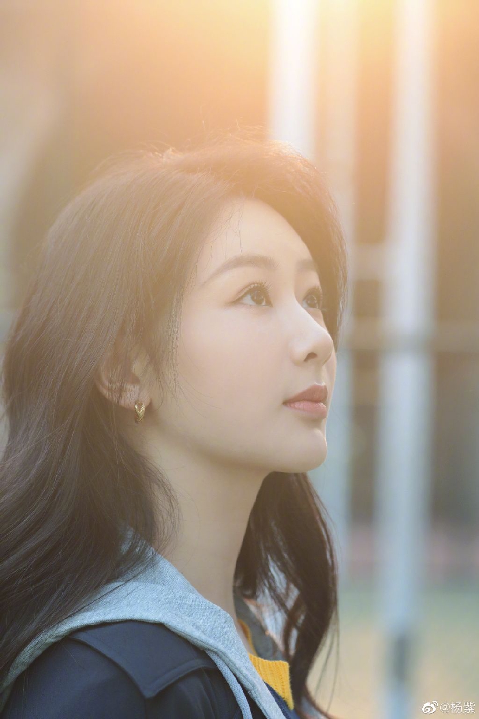 杨紫穿着白色卫衣低眸微笑,晒侧颜照温柔知性