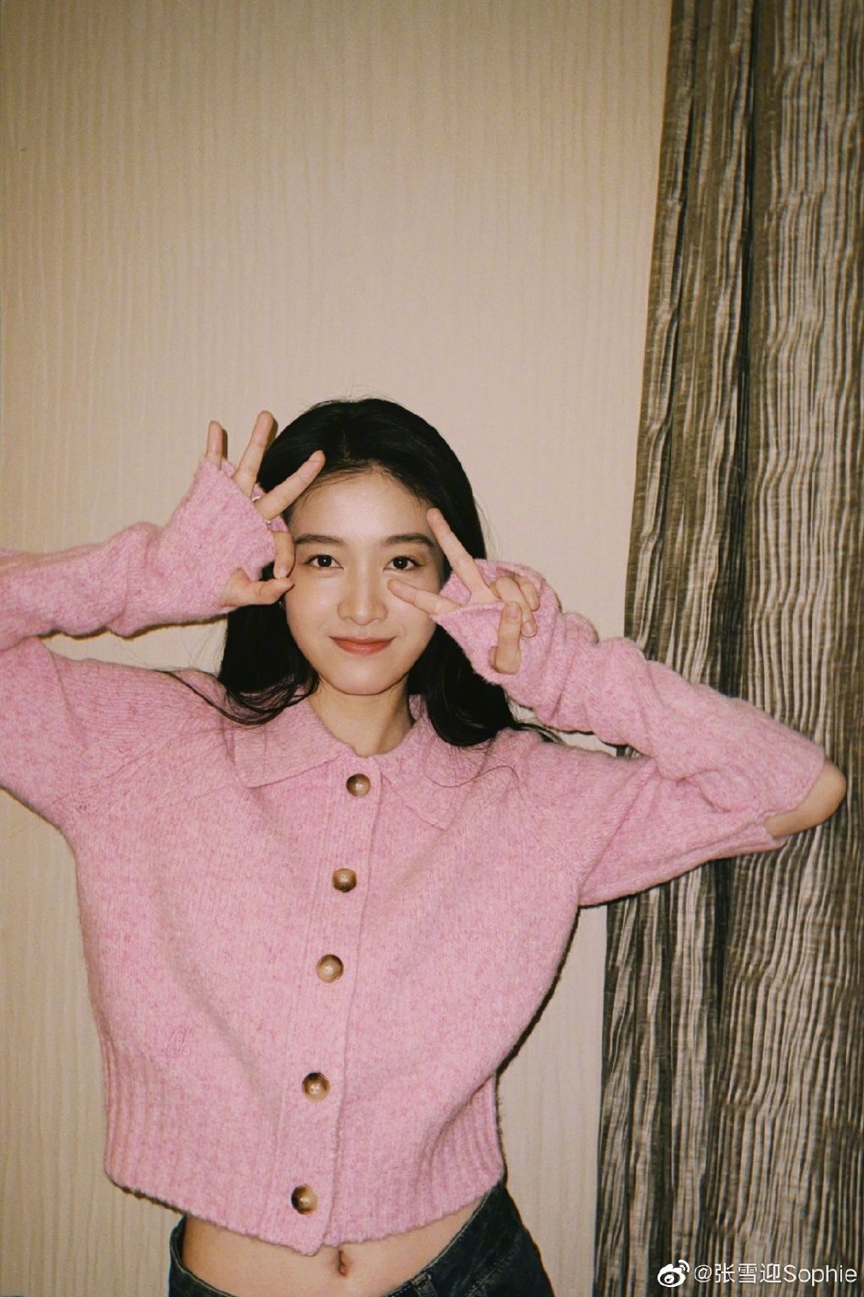 张雪迎身穿粉色短款毛衣,搭配牛仔裤,秀出迷人小蛮腰