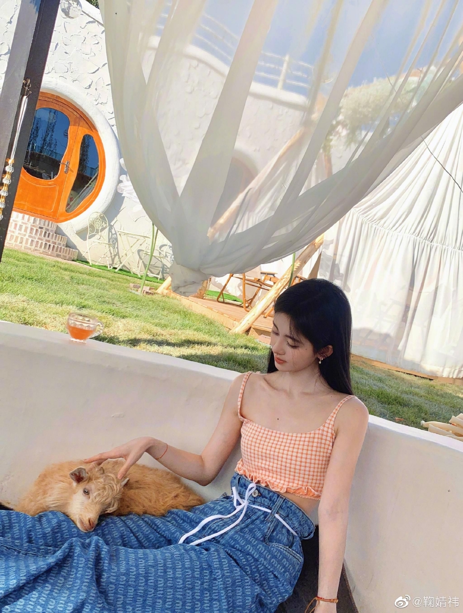 鞠婧祎扎着双马尾麻花辫少女感十足,与小羊温暖互动,清爽甜美