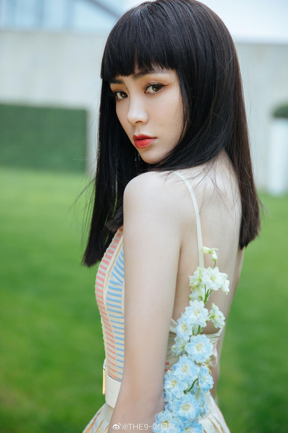 谢可寅身穿彩色吊带长裙出席活动,齐刘海黑发造型美飒冷艳,长裙显好