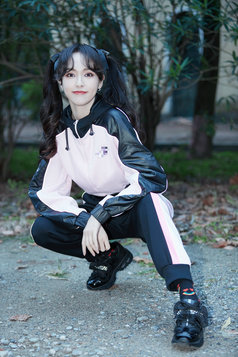 唐嫣身穿黑粉拼接运动装,扎双马尾搭配蝴蝶结,造型元气可爱,笑容甜美