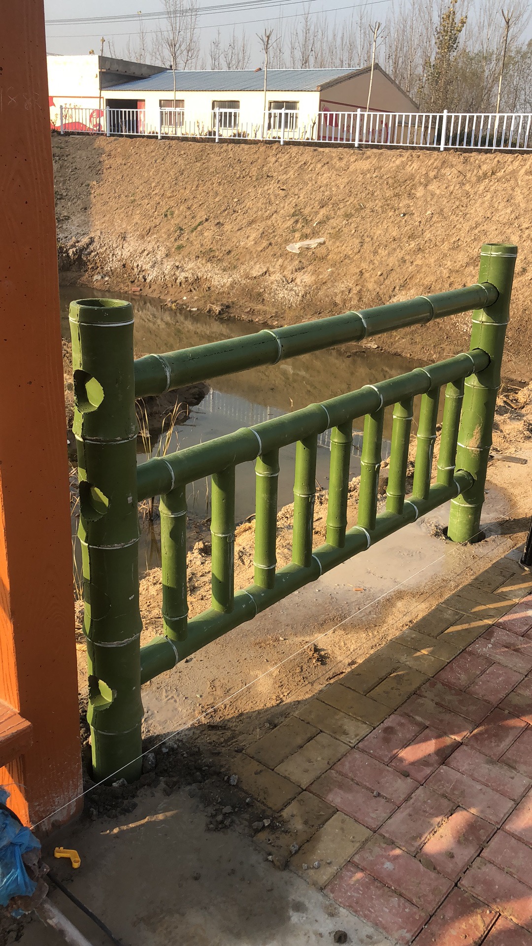 更加美观大方,更加符合人们对于 仿木栏杆仿木桩围栏园林小区景观栈道