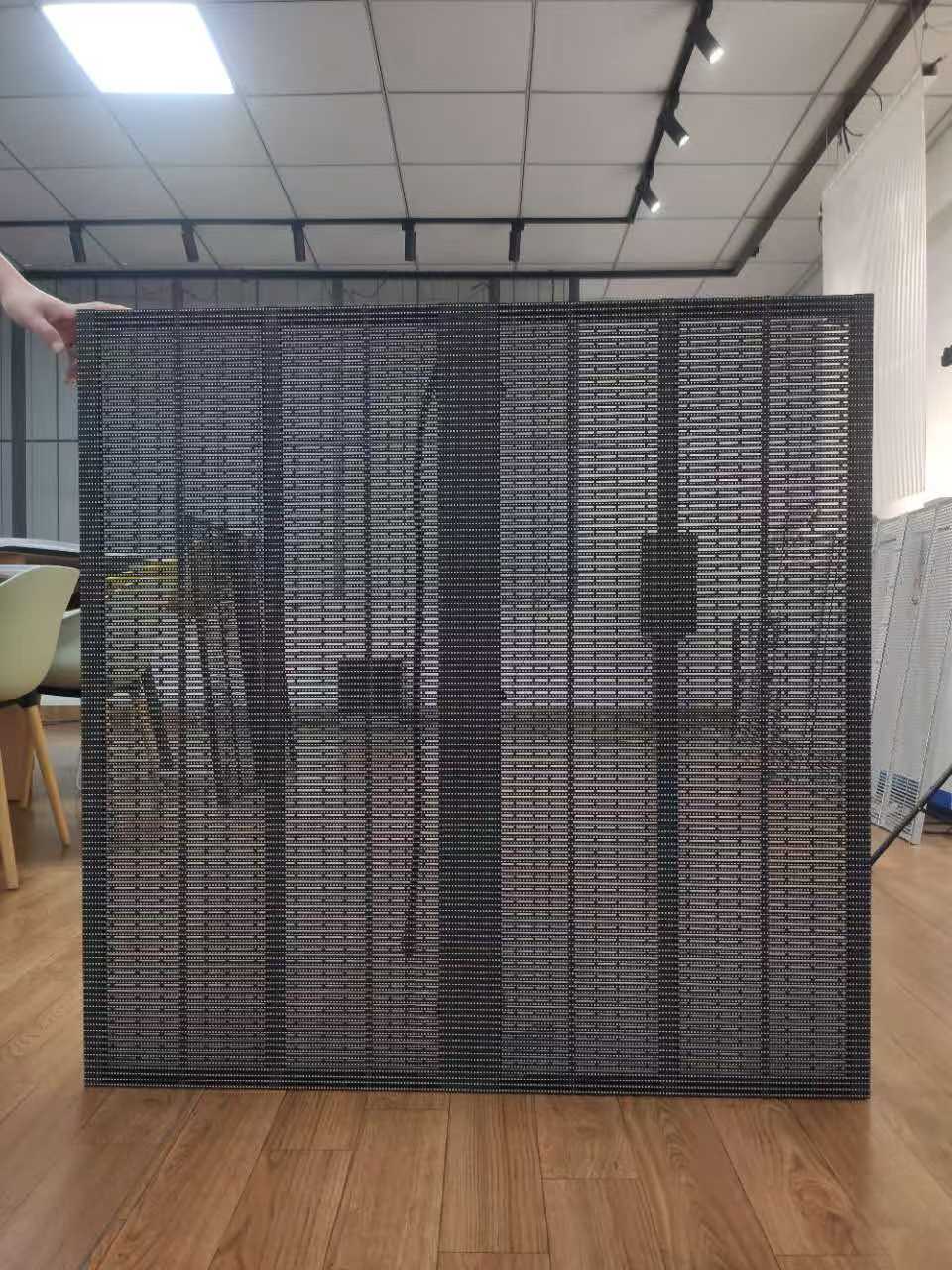 户外防水透明屏是一种全新的户外显示屏,它采用了高透明度的材料,可以