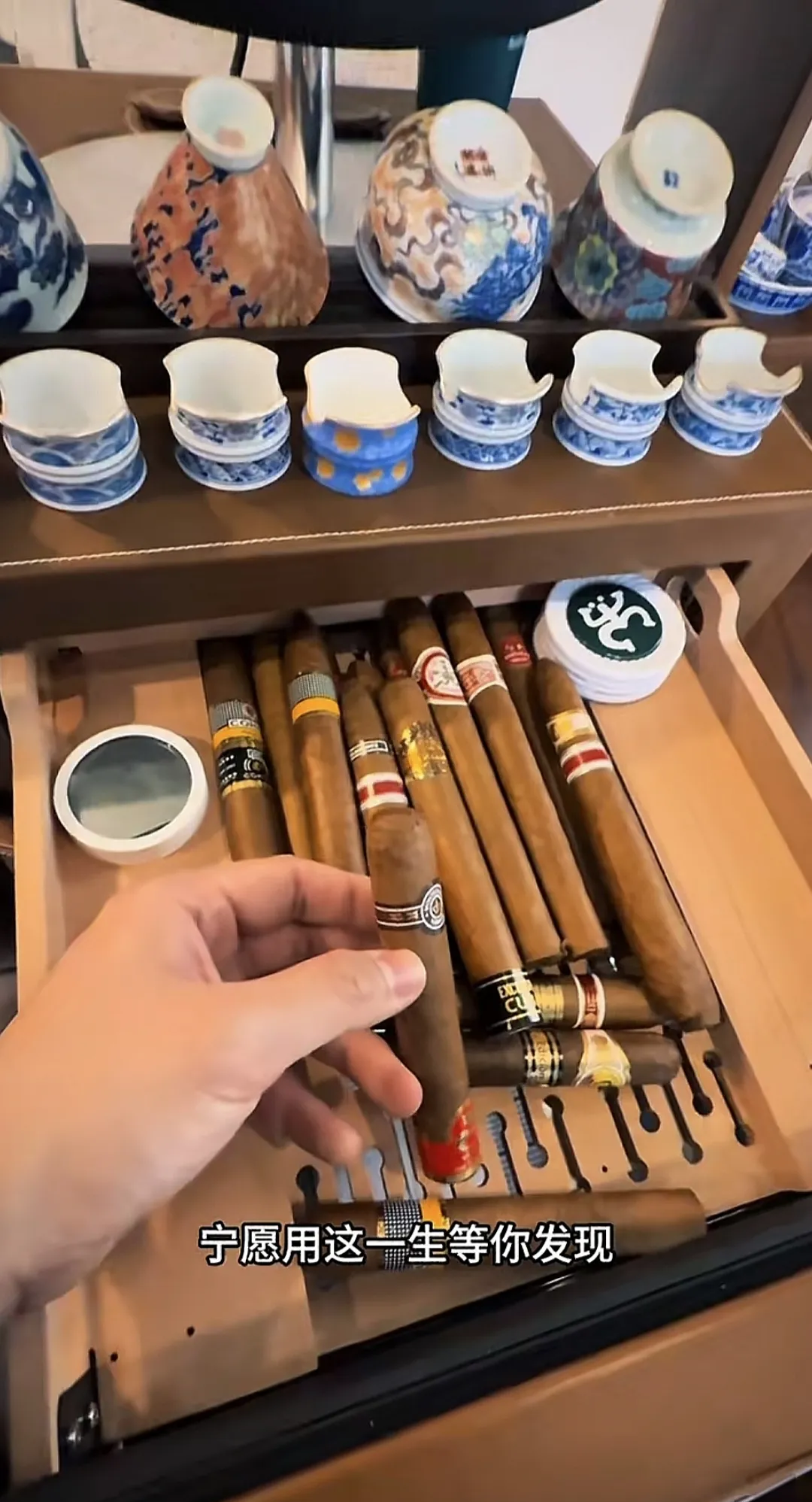 上千的雪茄一天抽好几根,喝的酒基本上茅台打底,算上买东西和吃饭