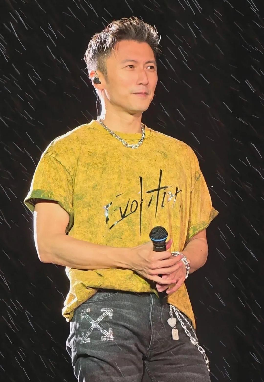 他们都没有想到,广州演唱会居然是谢霆锋用的发胶火了