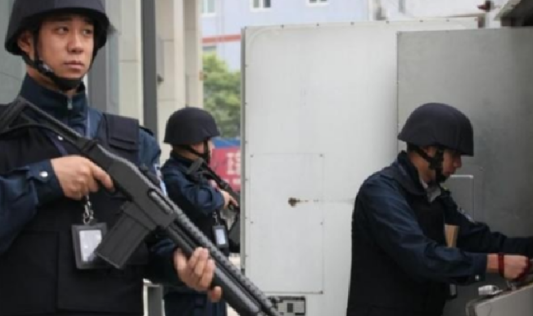 这笨家伙藏着大学问 街头银行门口,穿防弹衣的大哥们总拖着把短粗的枪