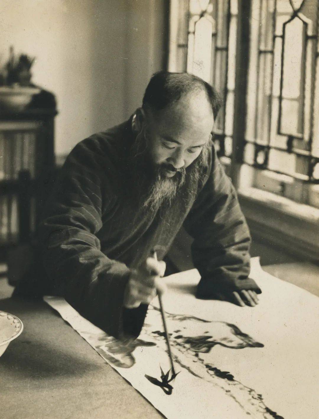 "来人不示弱,说愿出10万美金购买,条件是当众画张大千张大千照片