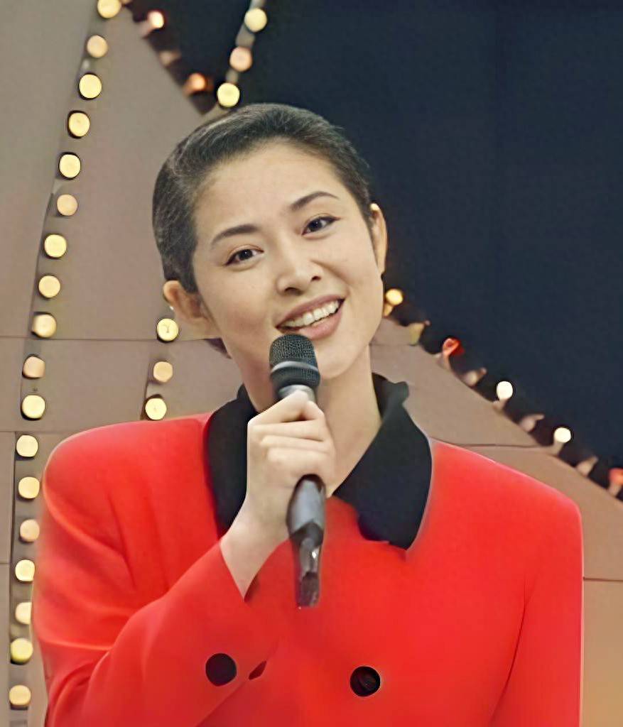 倪萍姥姥说:"你个傻子,海参怎么能不给保姆吃呢?"倪萍说:"海参很贵的!