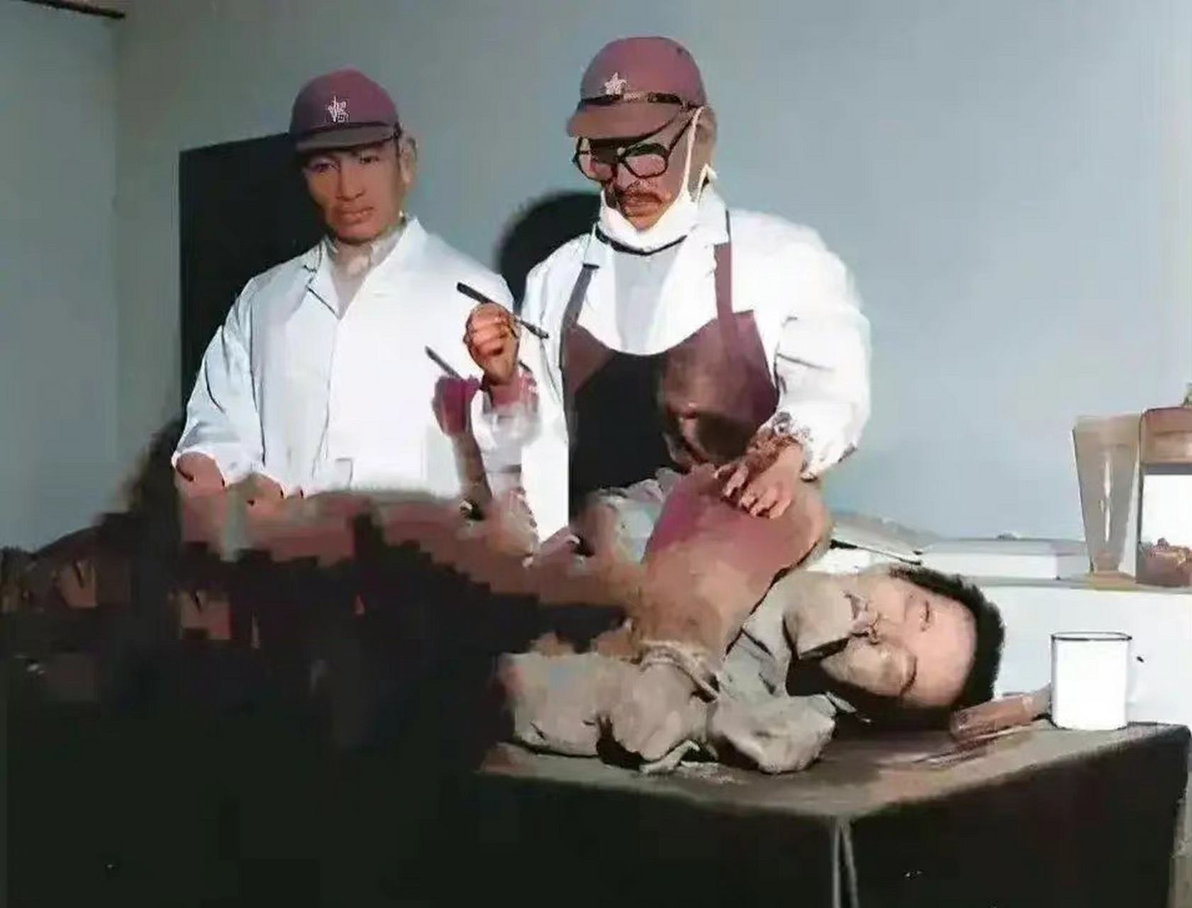 1941年3月,一中国女人四肢被固定在731部队的手术台上,全身的衣服被