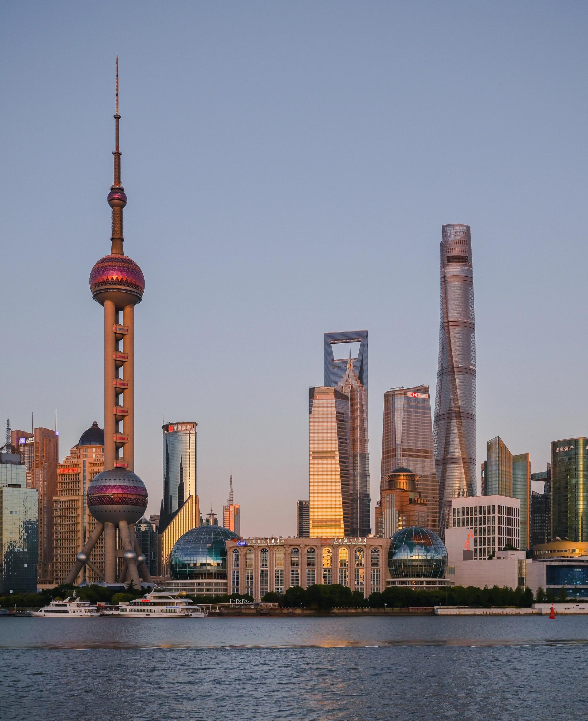 东方明珠广播电视塔是上海的标志性建筑之一.站