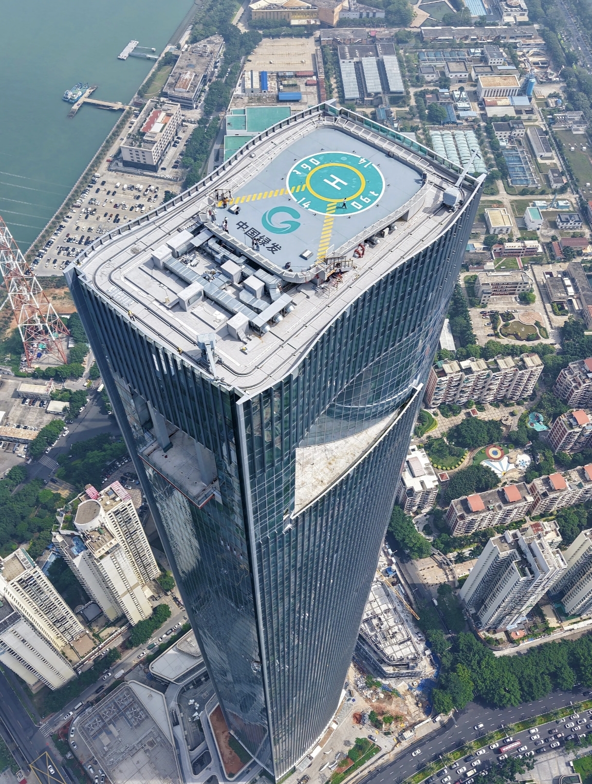 厦门市一共有6个行政区,岛内思明区,湖里区,岛外由西向东分别是海沧