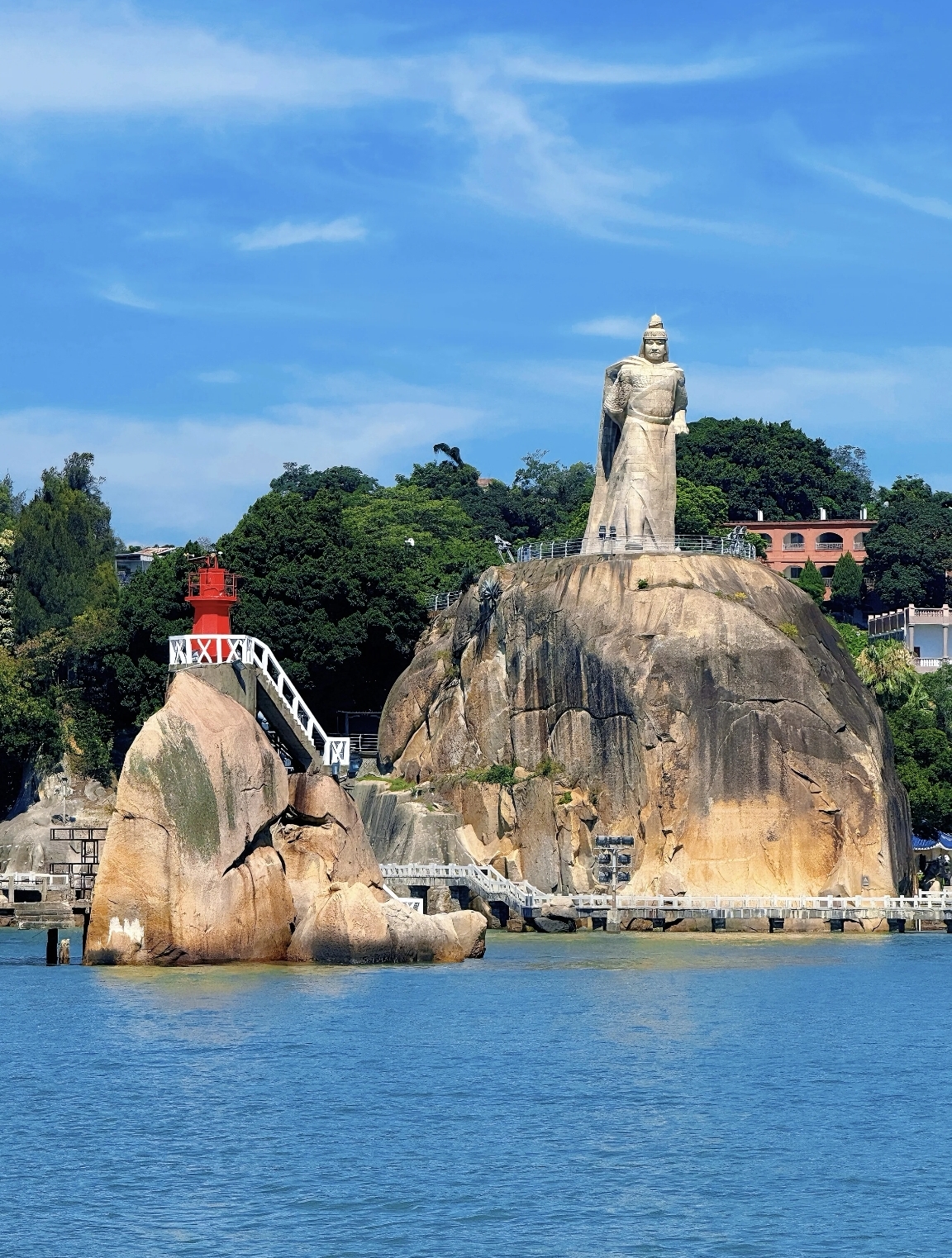 鼓浪屿,这座被誉为"海上花园"的世界文化遗产地,四季皆景却各有韵致