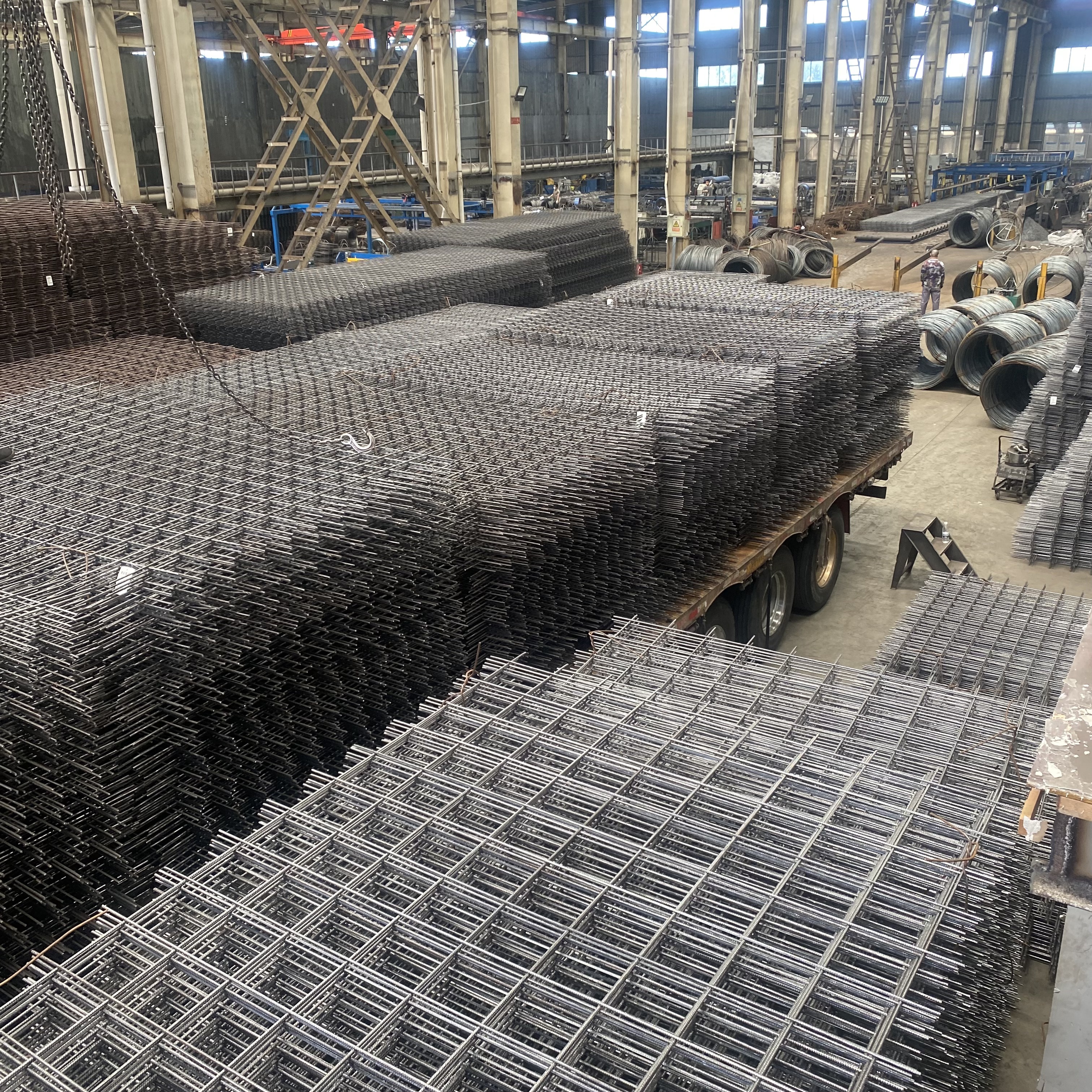 钢筋网片在土木工程中的应用场景非常广泛,除了之前提到的增强混凝土