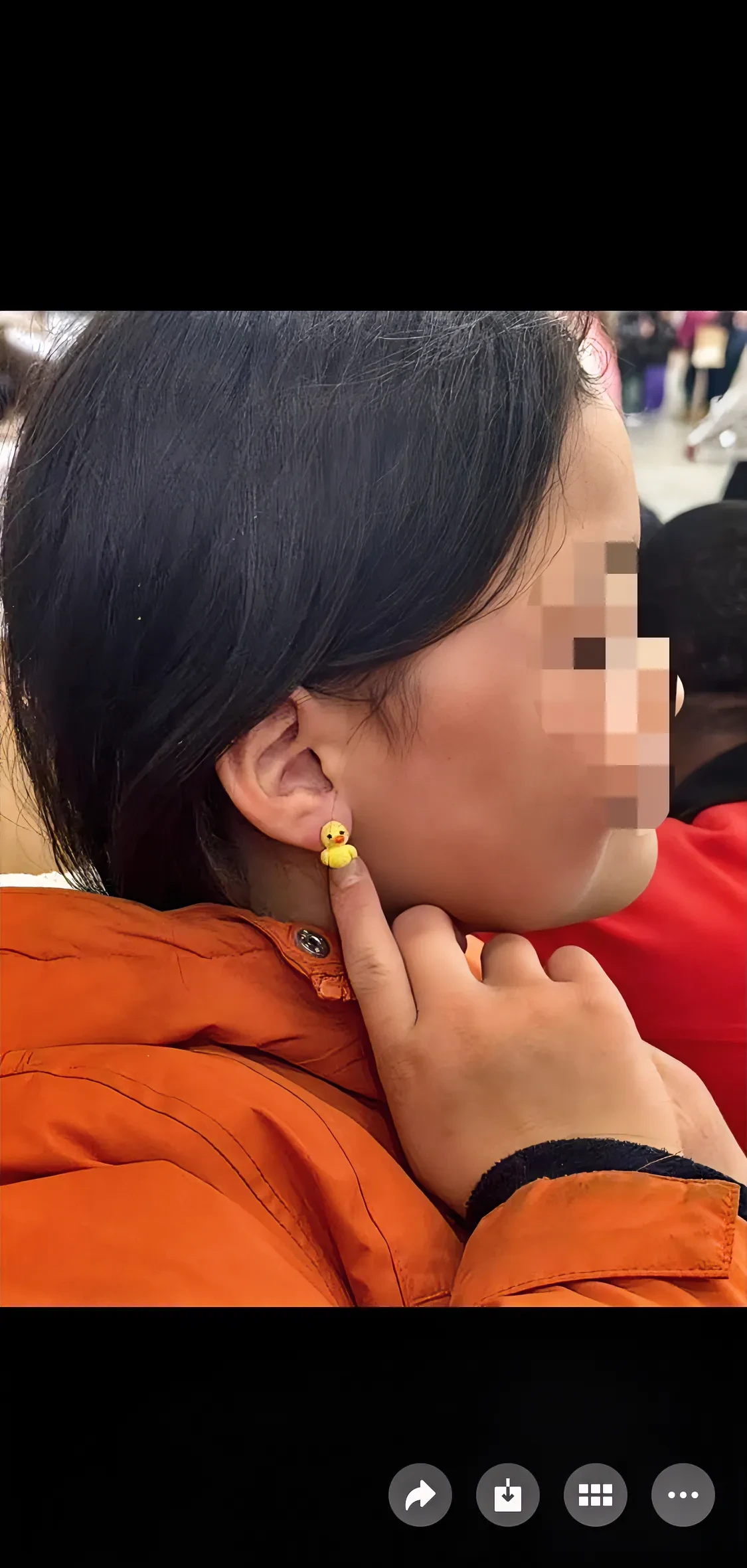 在美国的小外孙女过生日,她看中了邻居一个小女孩的耳环,那个小女孩的