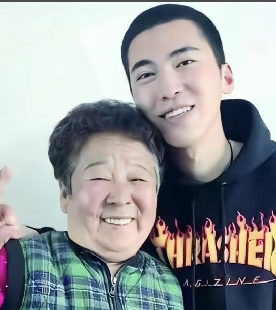 田姥姥的外孙可心,靠着姥姥的视频火了