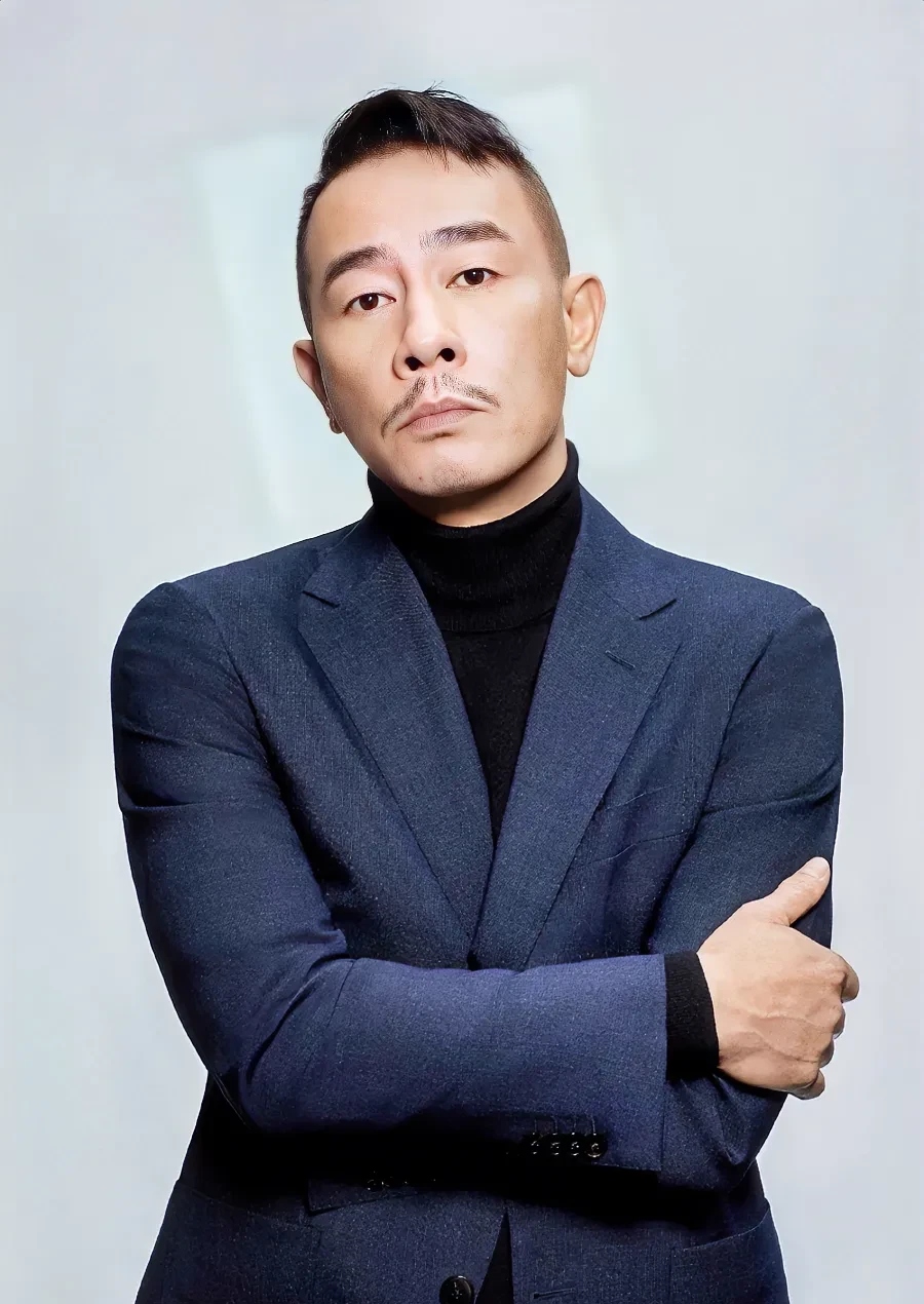 陈小春,本名陈小臻,是位多才多艺的明星