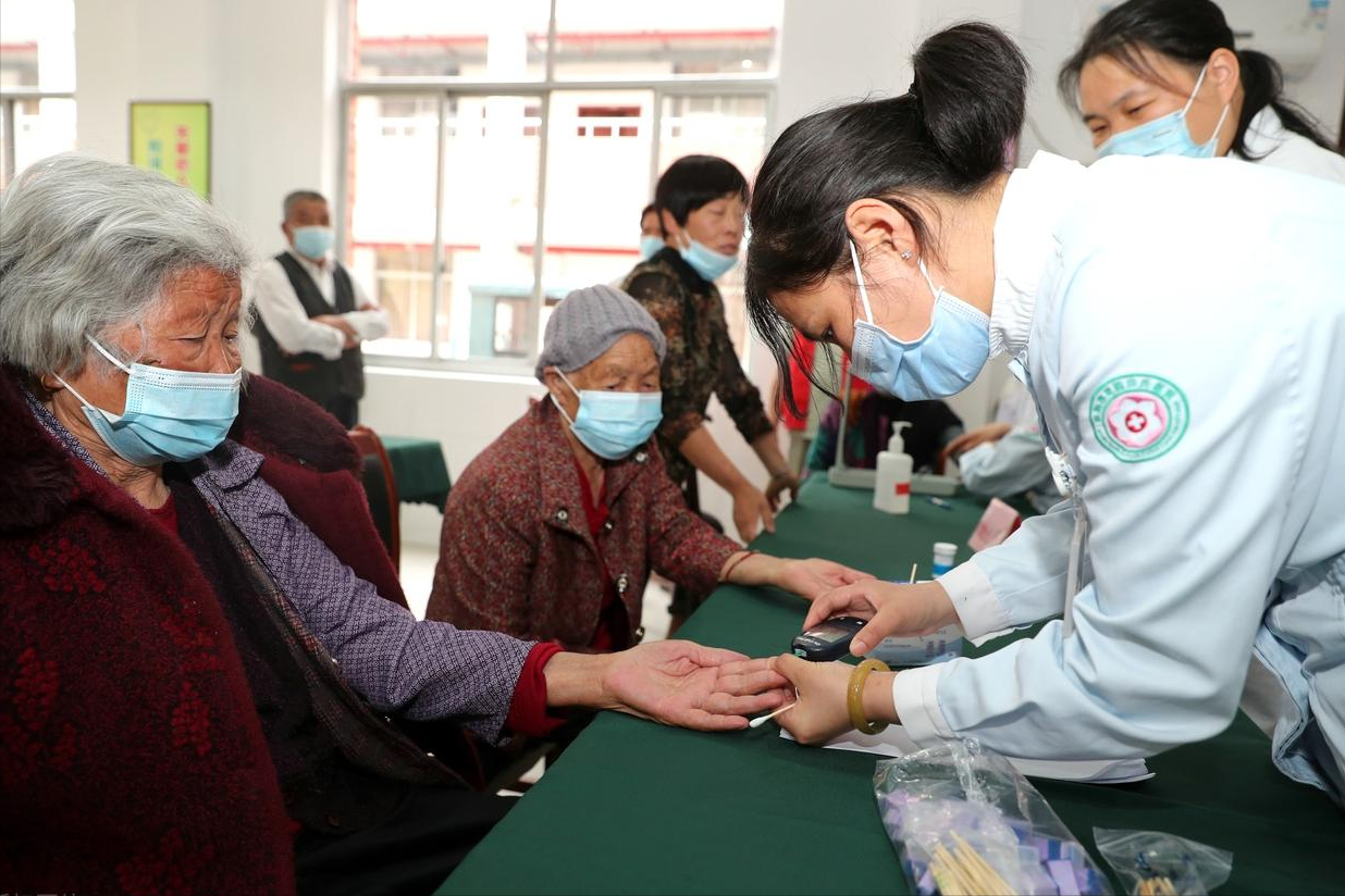 博爱医院帮忙挂号陪同看病老人体检全程耐心陪护，轻松完成各项检查的简单介绍