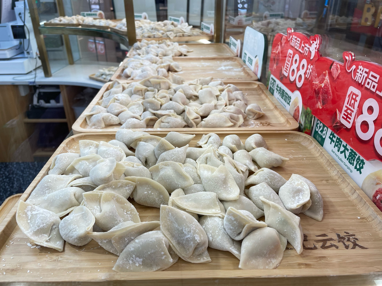 可当奶奶辈走完一生,妈妈辈逐渐老去的时候,饺子的"味道"似乎也在慢慢