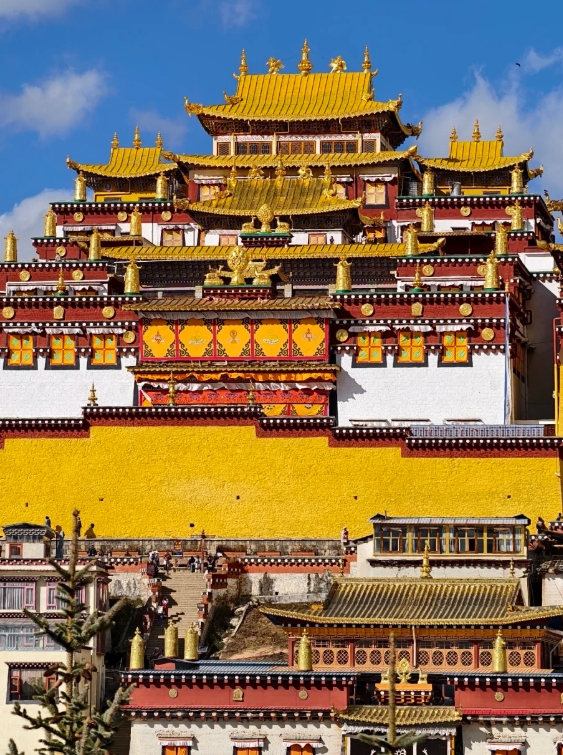 1交通 无论是在独克宗古城坐3路公交还是打车定位松赞林寺,都是到达