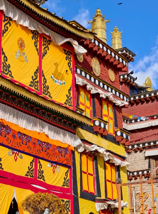 香格里拉丨松赞林寺真的不能错过 松赞林寺实在太美了,庄严肃穆,金碧