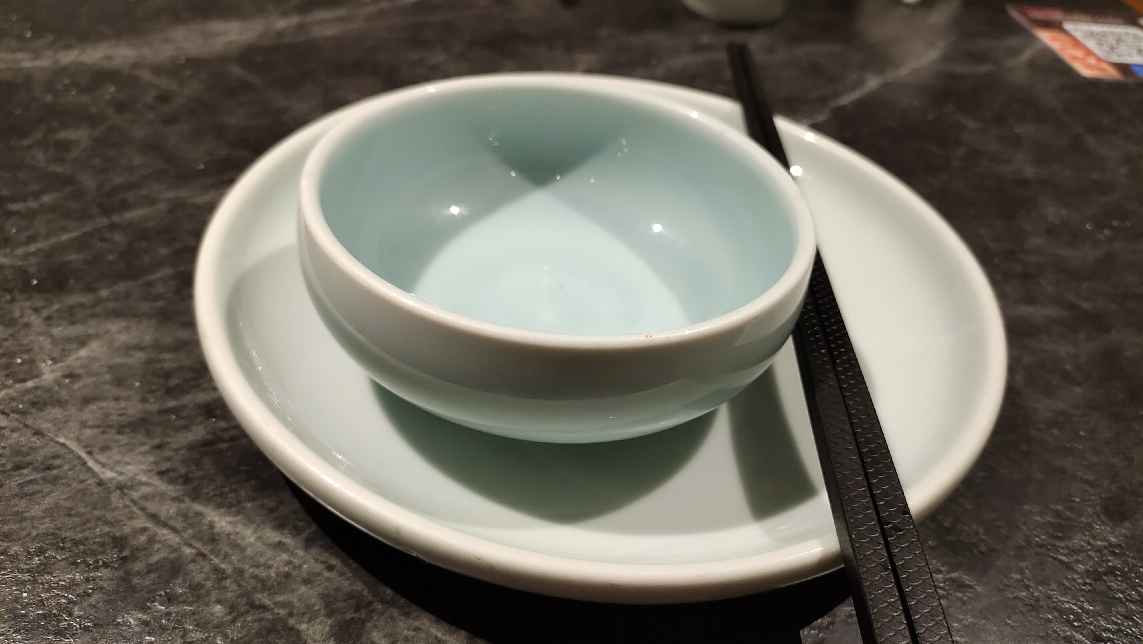 餐碟和骨碟的区别 餐碟是用餐时放食物的,也叫吃碟,骨碟是用来收纳的